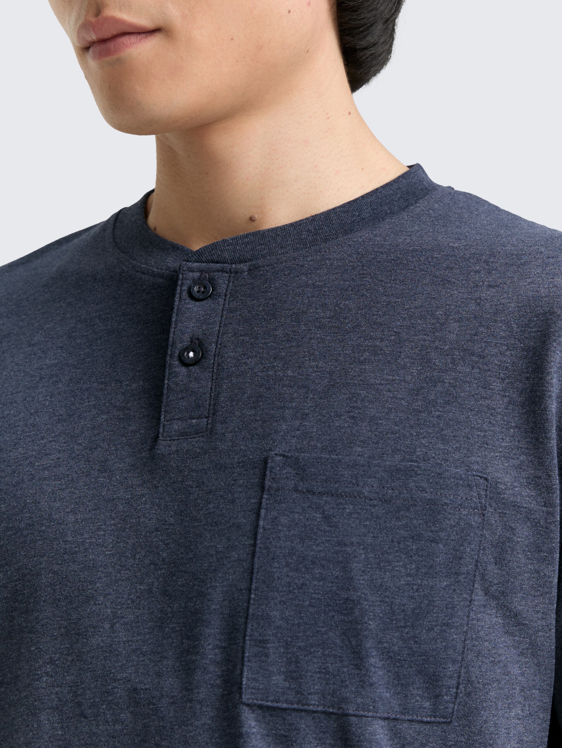 Henley T-Shirt mit Brusttasche - sky captain blue white melange - Detail-Model-Ansicht