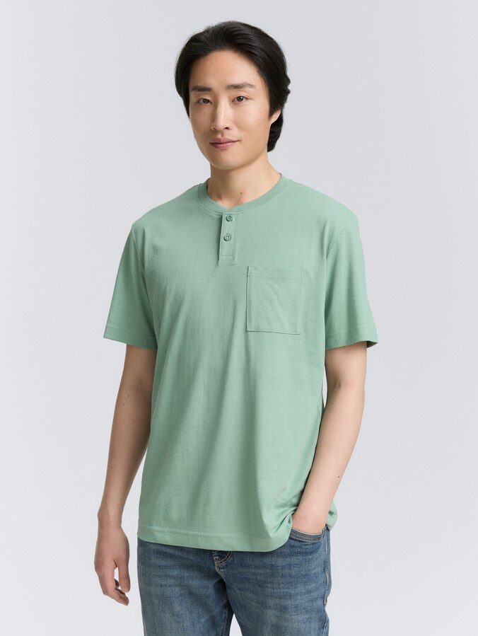 Henley T-Shirt mit Brusttasche von Men, dust green melange