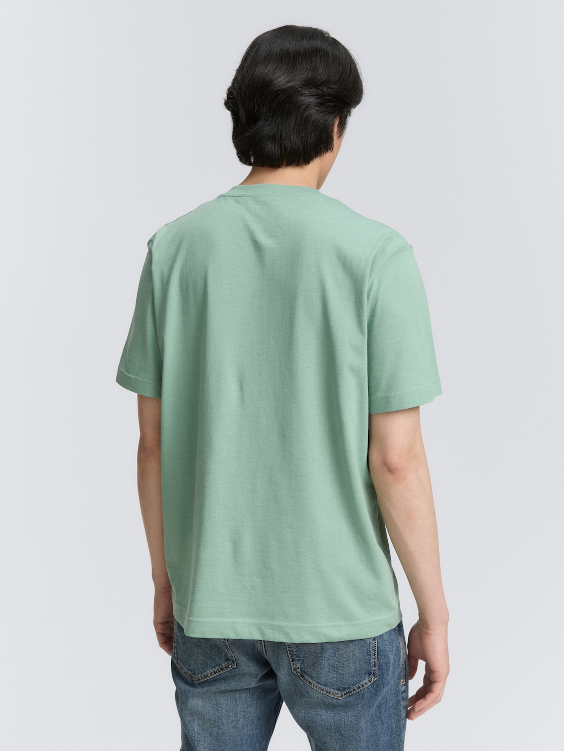 Henley T-Shirt mit Brusttasche - dust green melange - Auschnitt Model-Rückansicht
