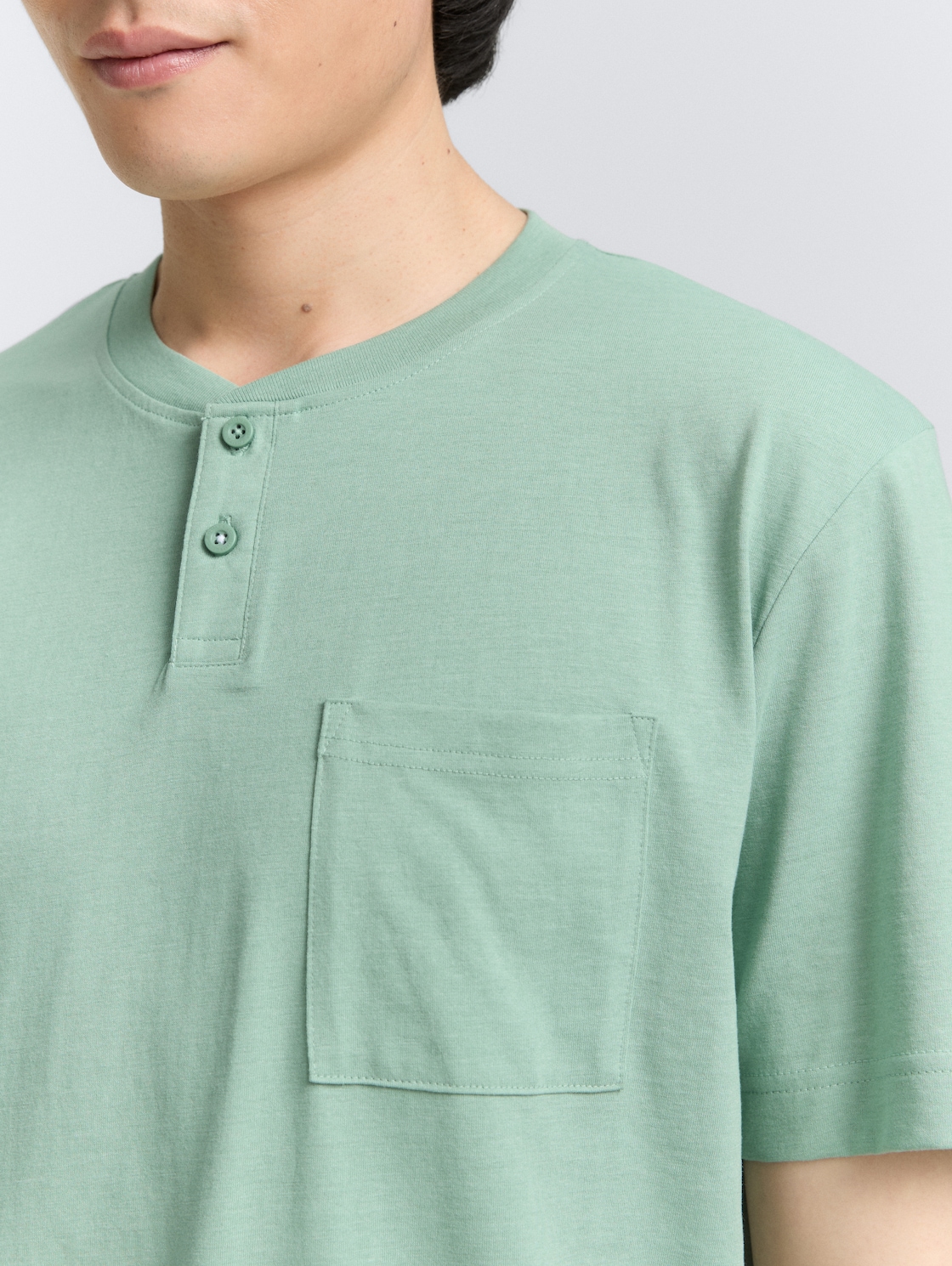Henley T-Shirt mit Brusttasche - dust green melange - Detail-Model-Ansicht