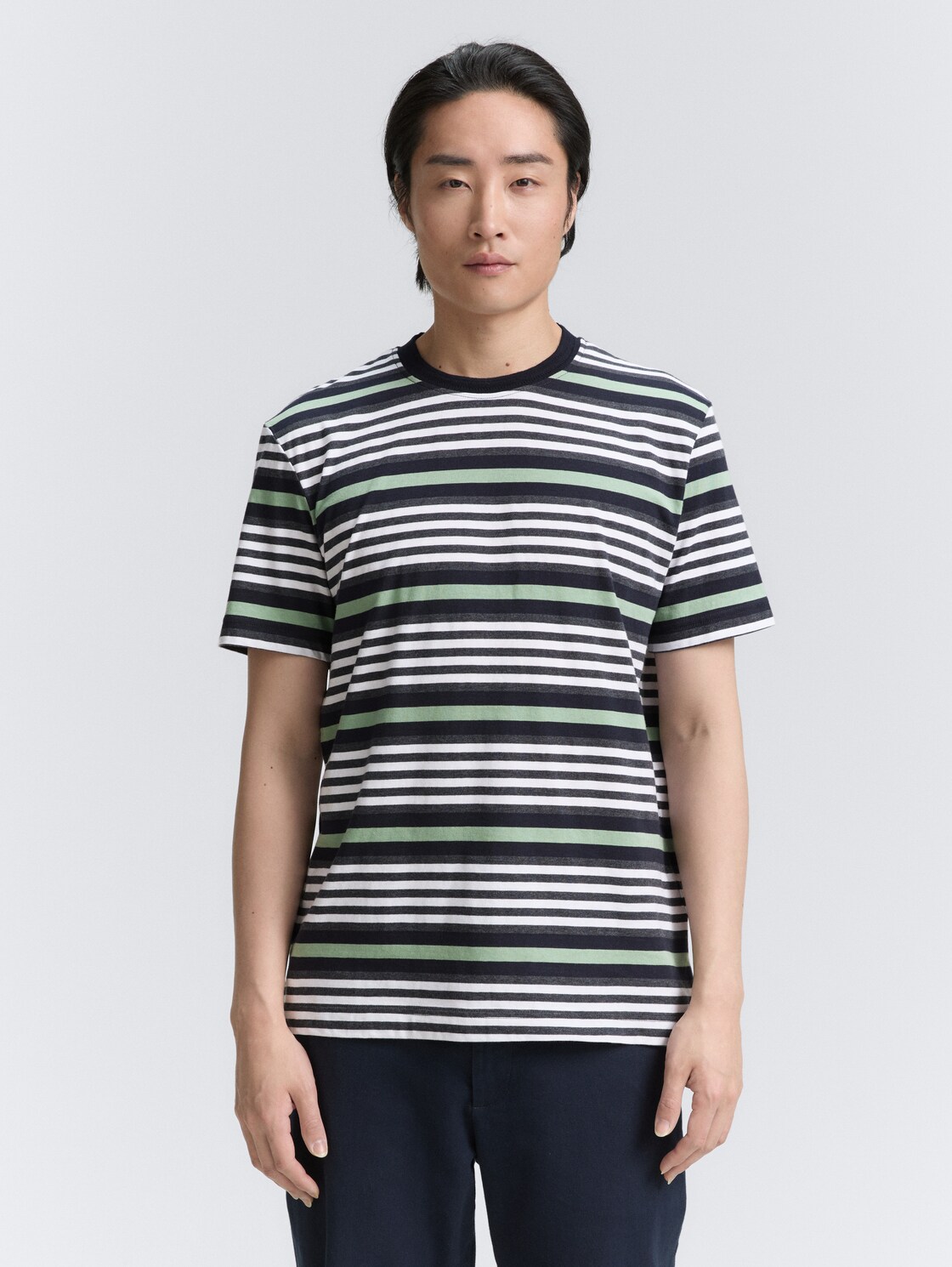 T-Shirt mit Streifenmuster - navy multicolor melange stripe - Ausschnitt Model-Vorderansicht