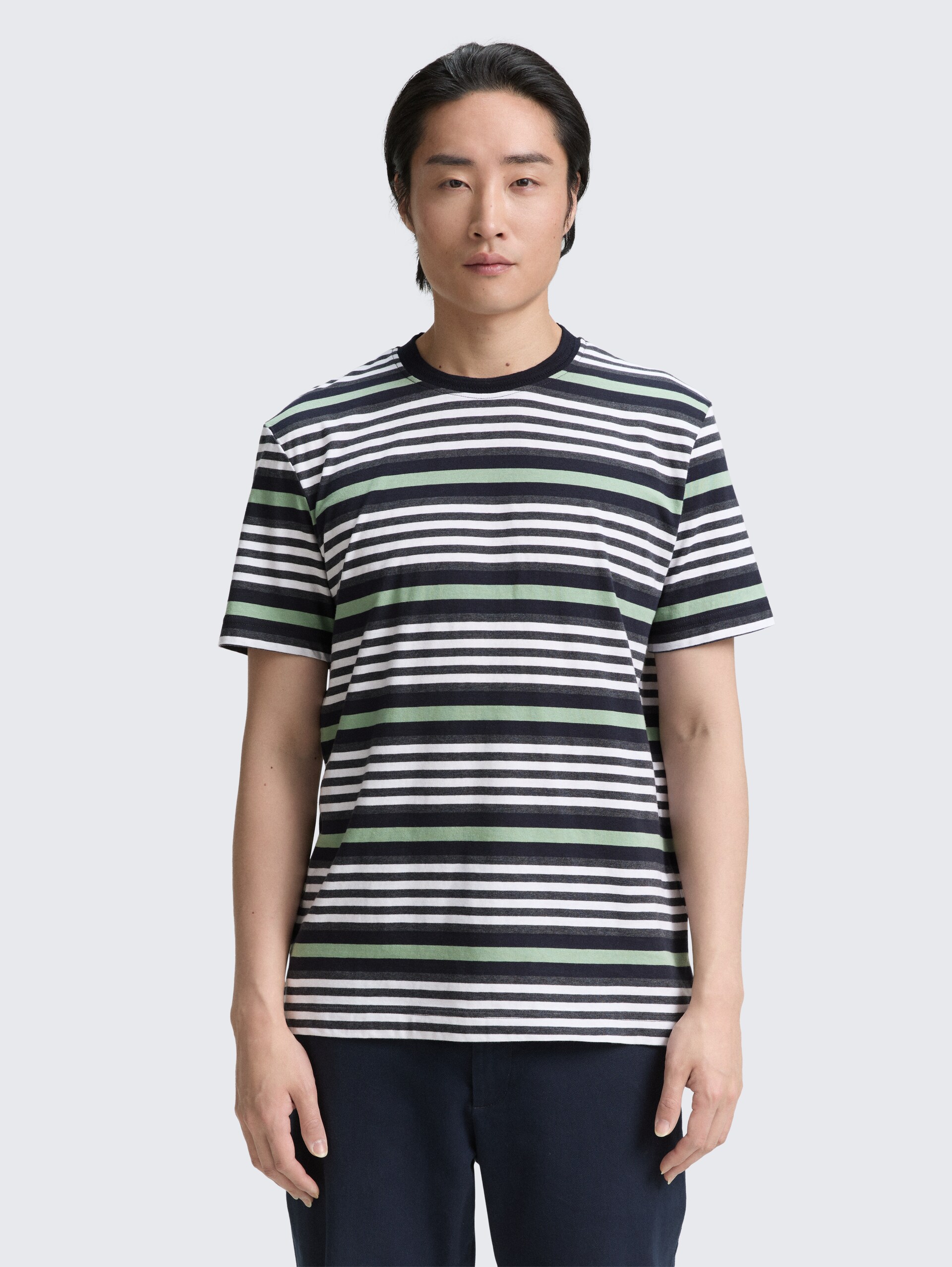 T-Shirt mit Streifenmuster - navy multicolor melange stripe - Ausschnitt Model-Vorderansicht