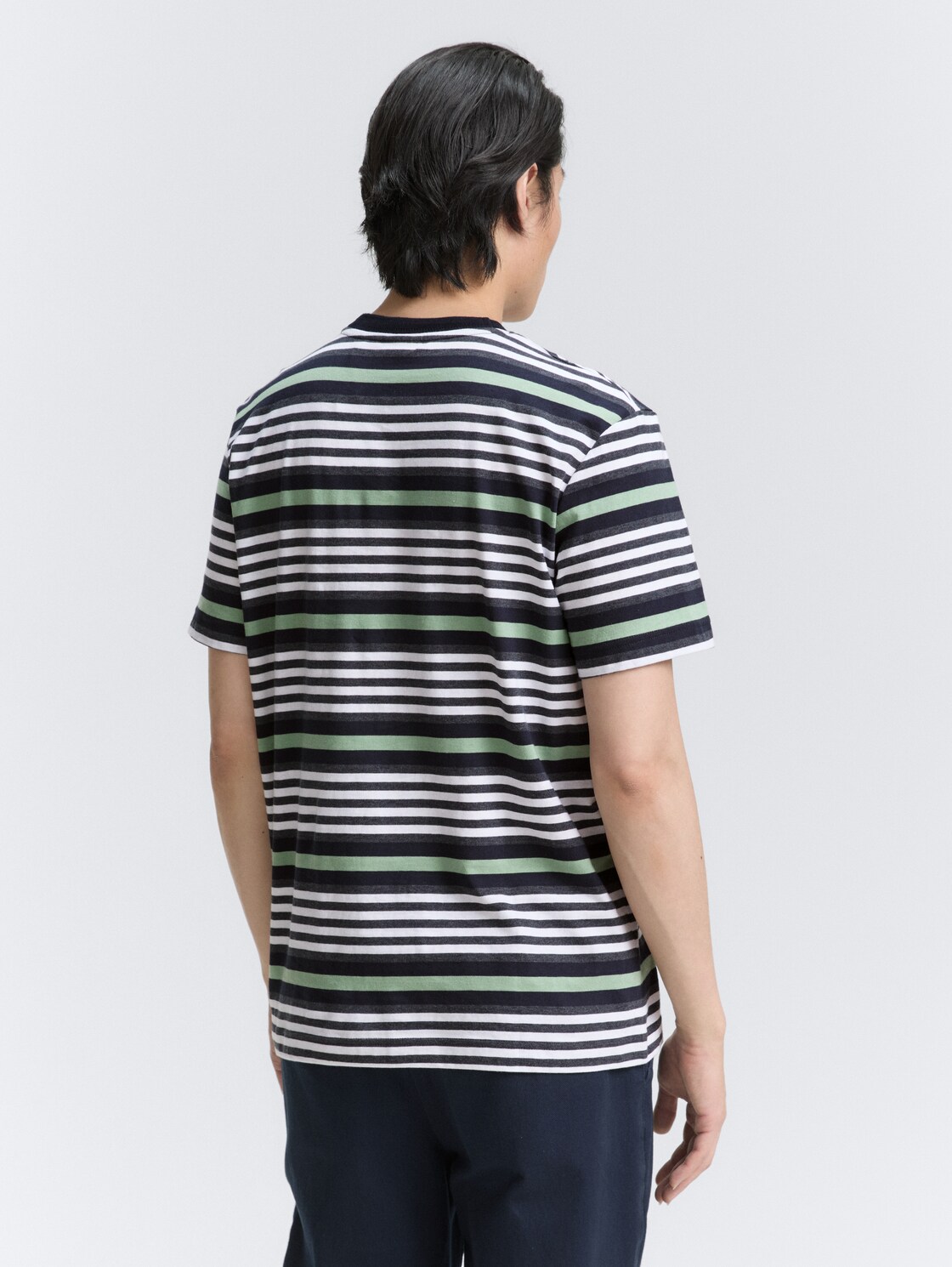 T-Shirt mit Streifenmuster - navy multicolor melange stripe - Auschnitt Model-Rückansicht