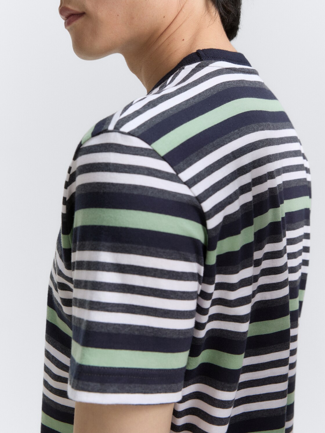 T-Shirt mit Streifenmuster - navy multicolor melange stripe - Detail-Model-Ansicht