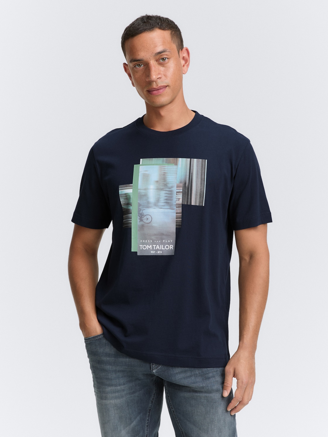 T-Shirt mit Fotoprint - sky captain blue - Ausschnitt Model-Vorderansicht