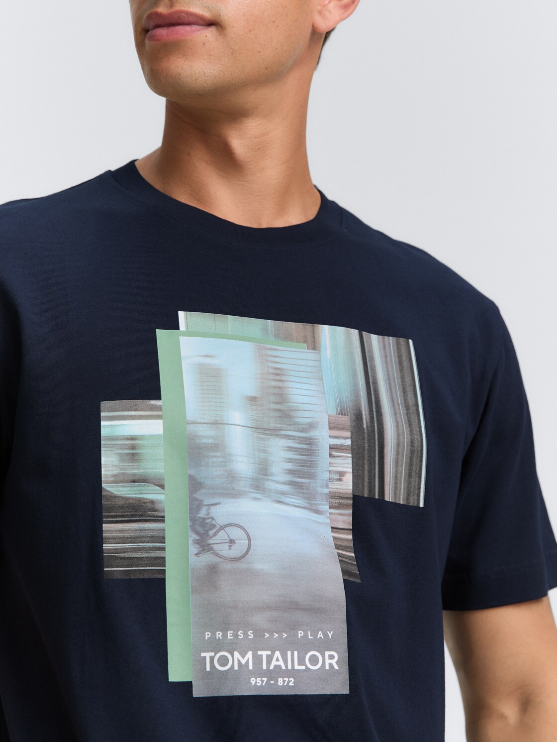 T-Shirt mit Fotoprint - sky captain blue - Detail-Model-Ansicht