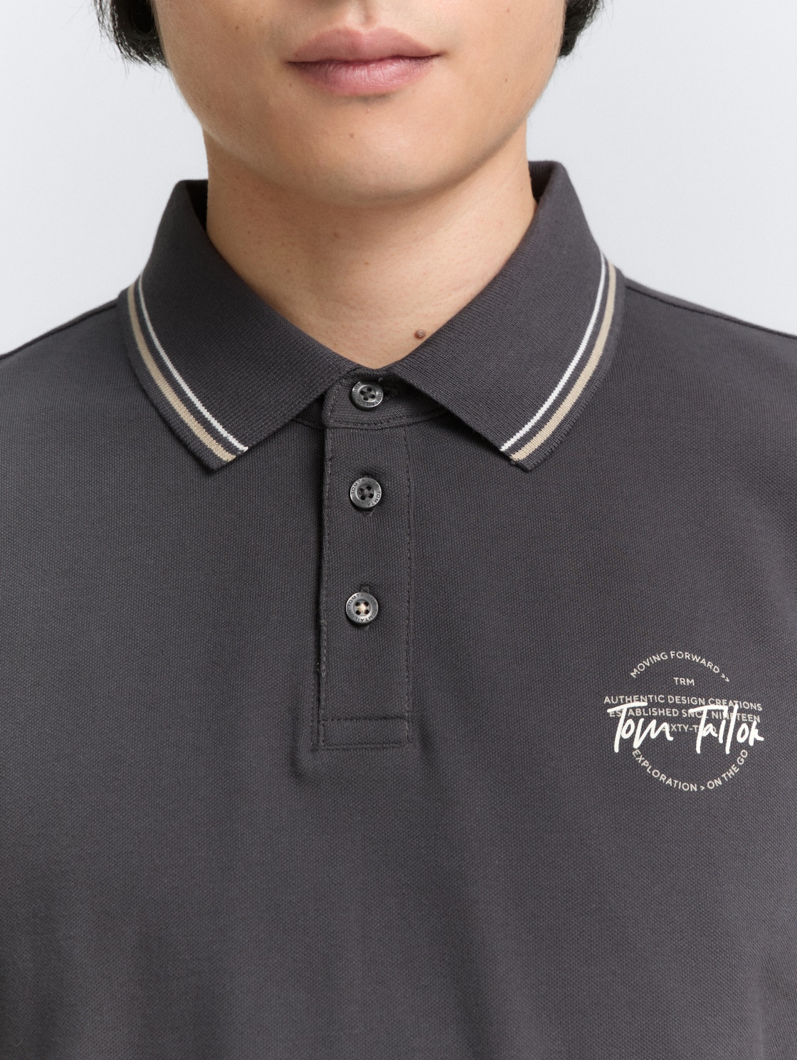 Piqué Poloshirt mit print - Tarmac Grey