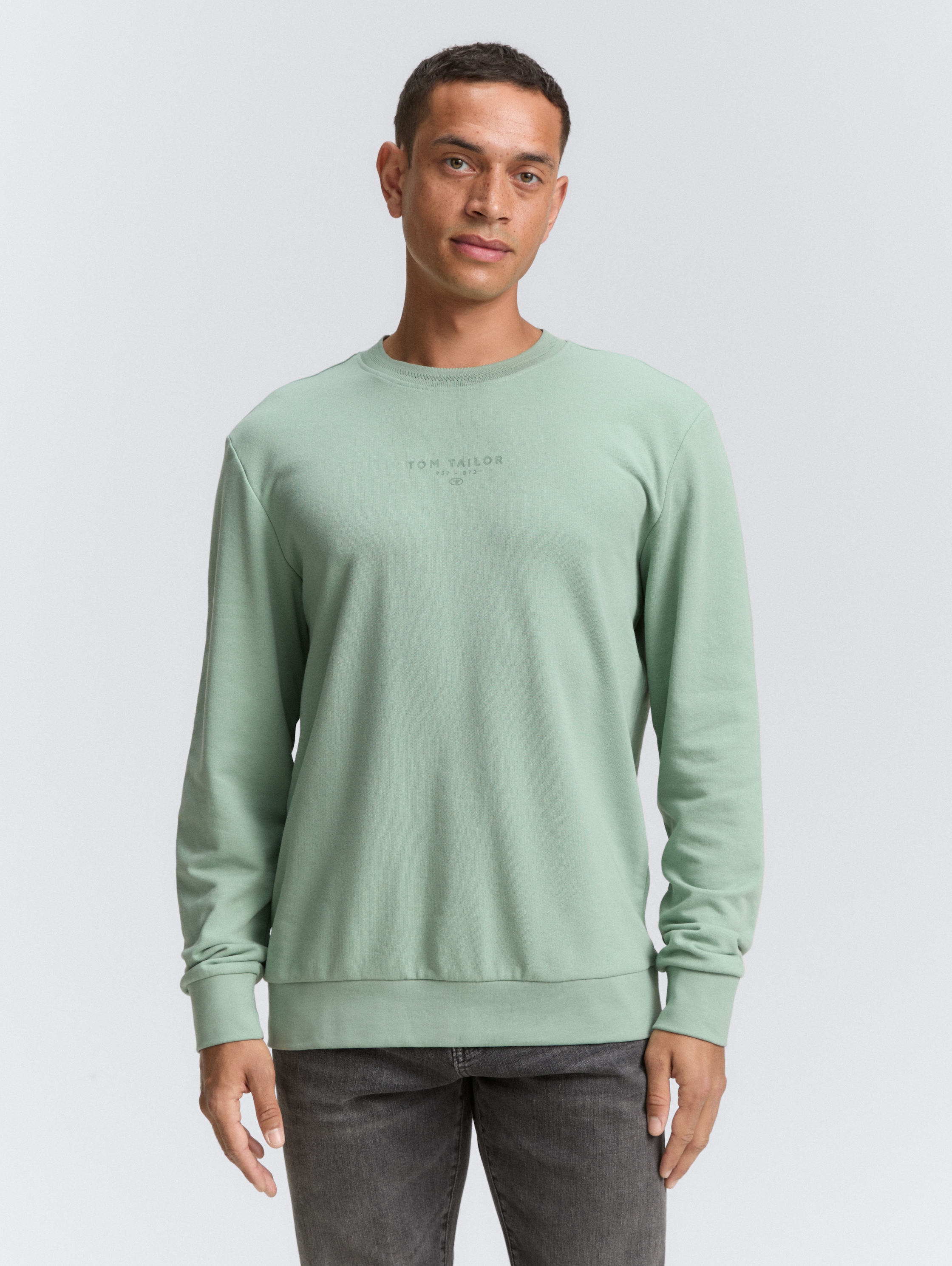 Crewneck Sweatshirt mit Logo-Print - dust green - Ausschnitt Model-Vorderansicht