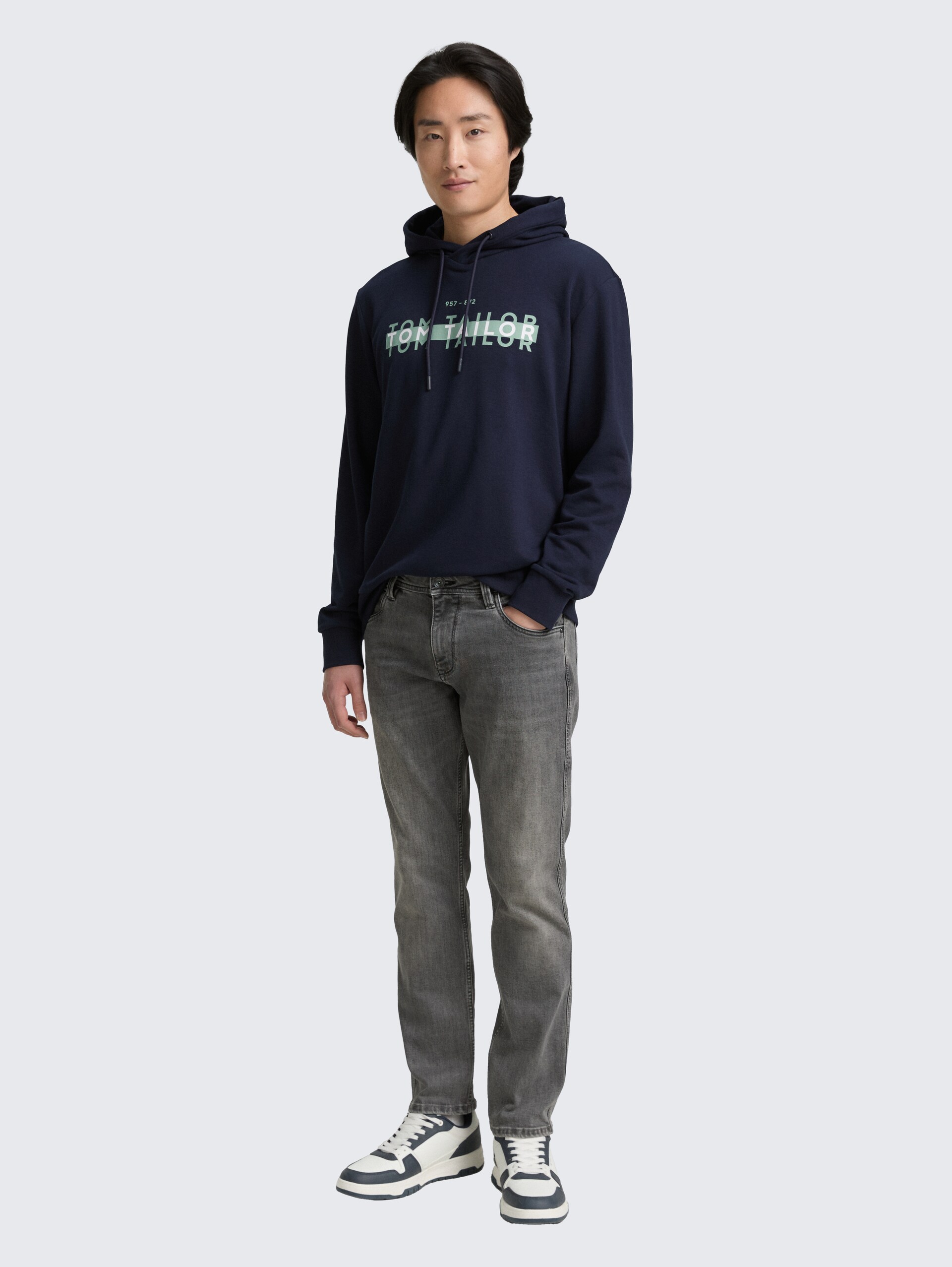 Hoodie Sweatshirt mit Logo-Print - sky captain blue - Model-Vorderansicht