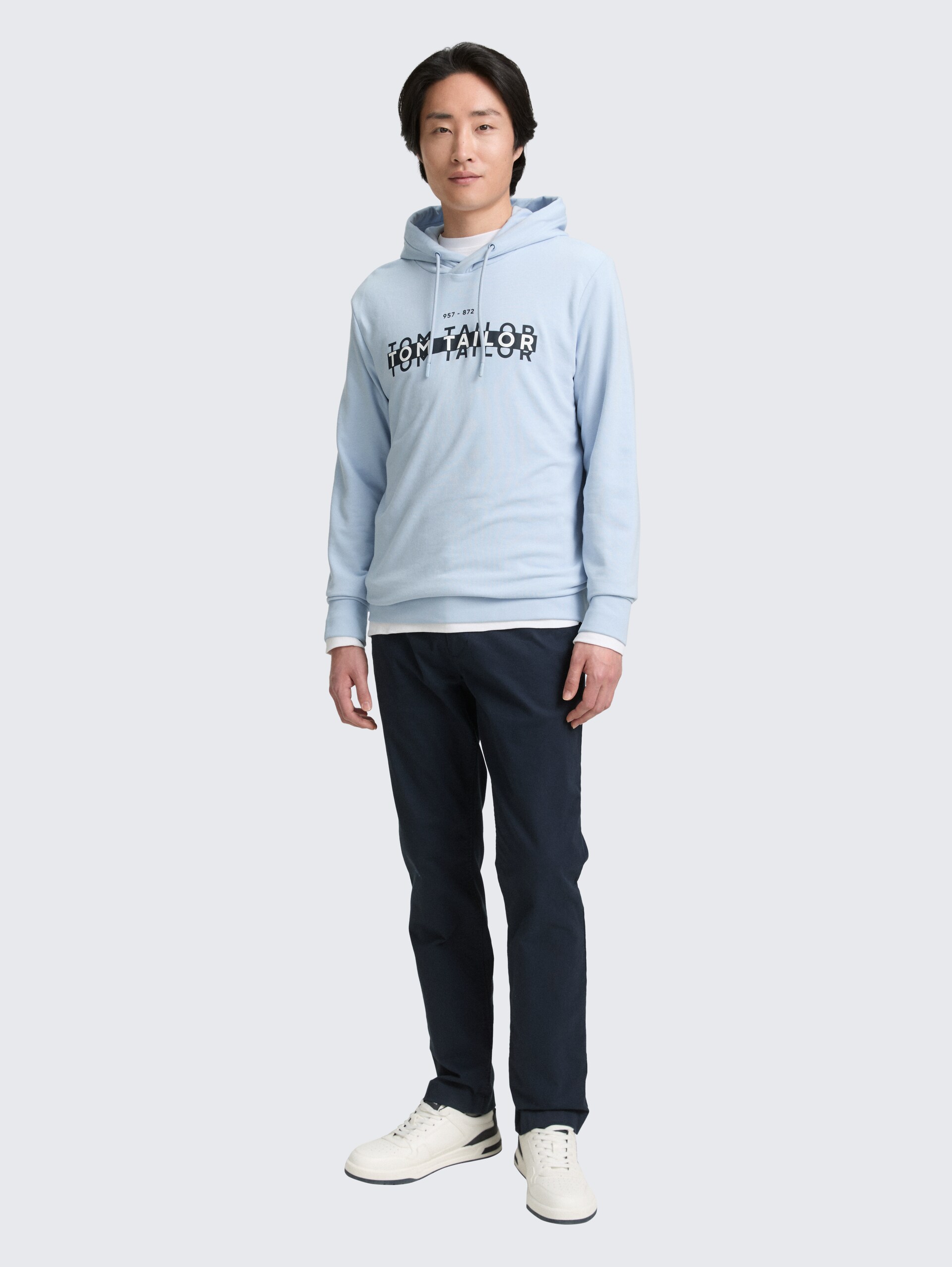Hoodie Sweatshirt mit Logo-Print - Light Metal Blue - Model-Vorderansicht
