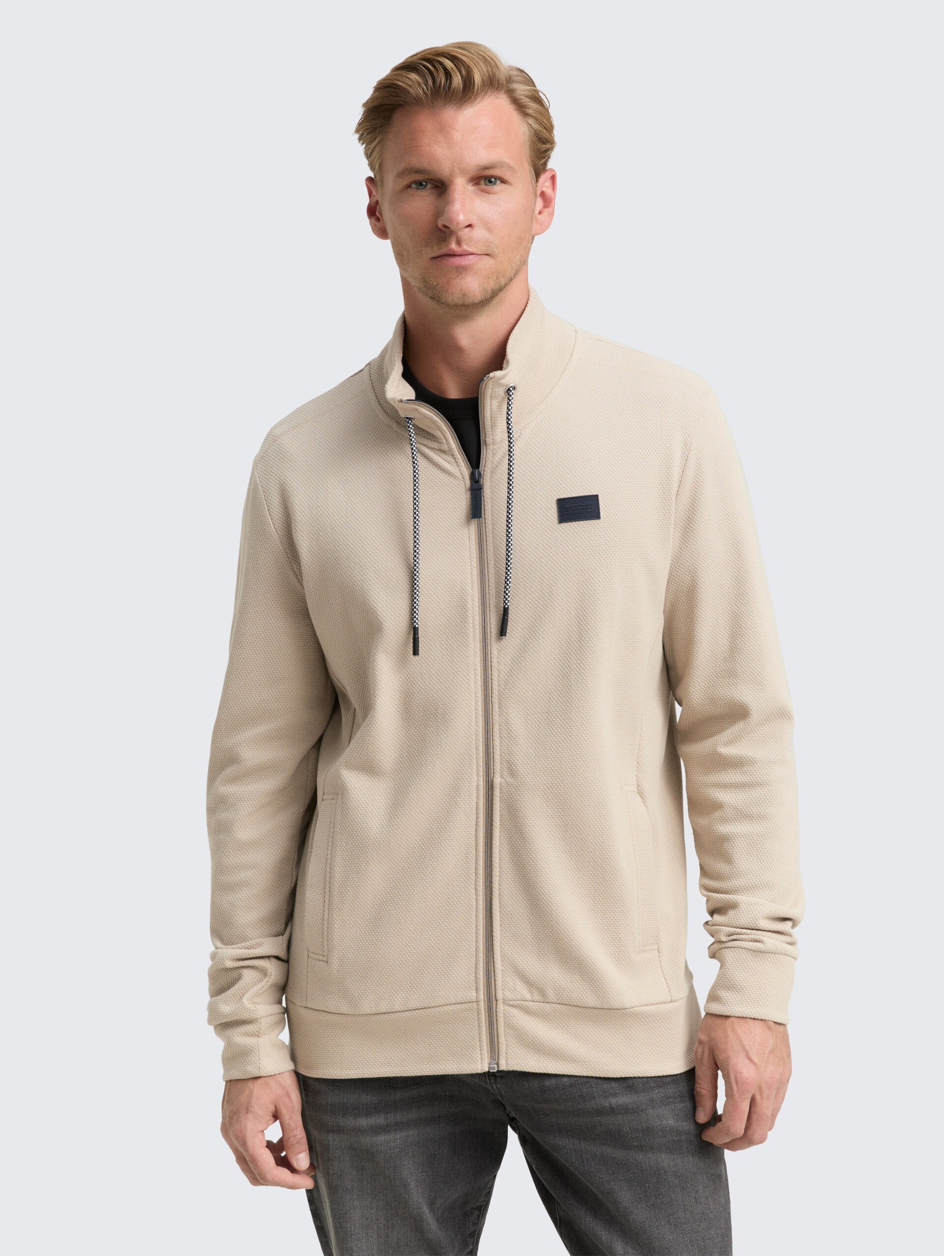 Ultralight Sweatjacke mit Stehkragen - light cashmere - Ausschnitt Model-Vorderansicht