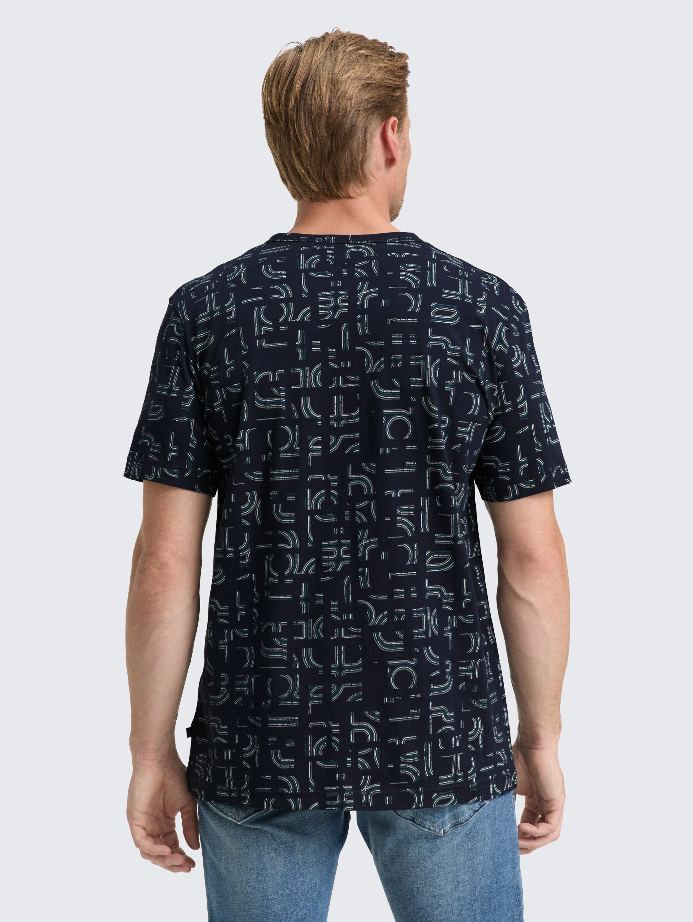 T-Shirt mit Alloverprint - navy irregular design - Auschnitt Model-Rückansicht