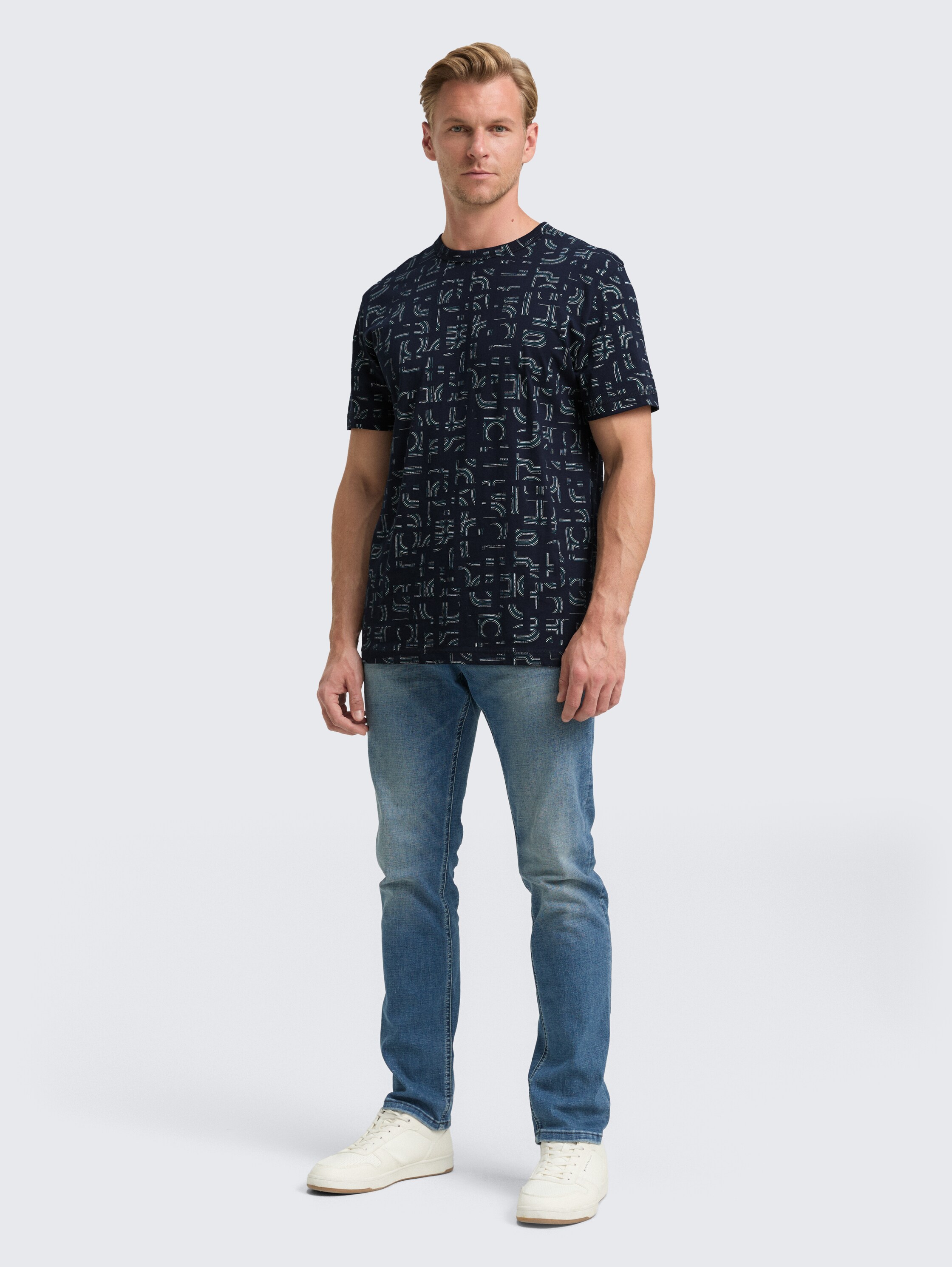 T-Shirt mit Alloverprint - navy irregular design - Model-Vorderansicht
