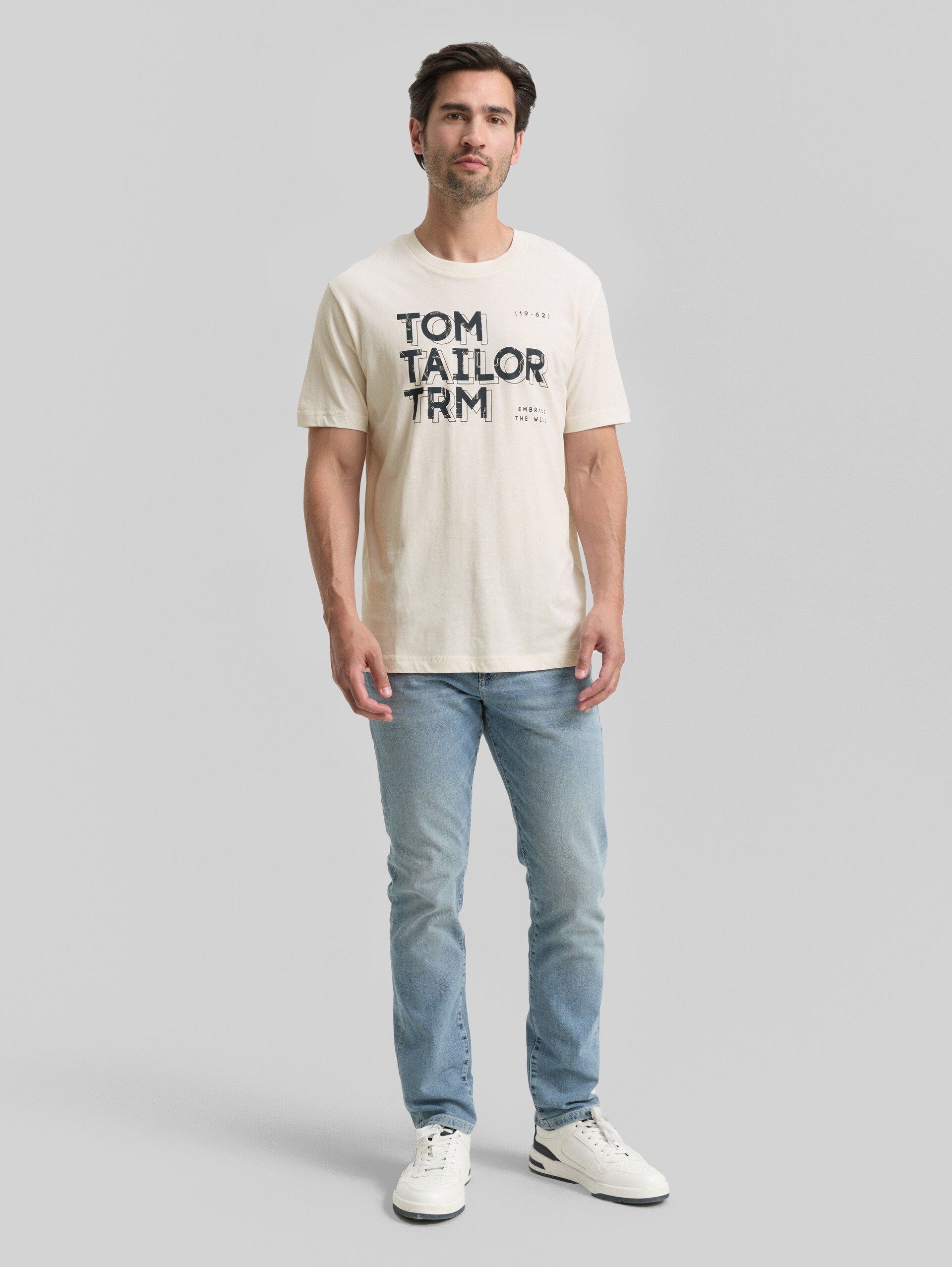 T-Shirt mit Print - Gardenia White - Model-Vorderansicht