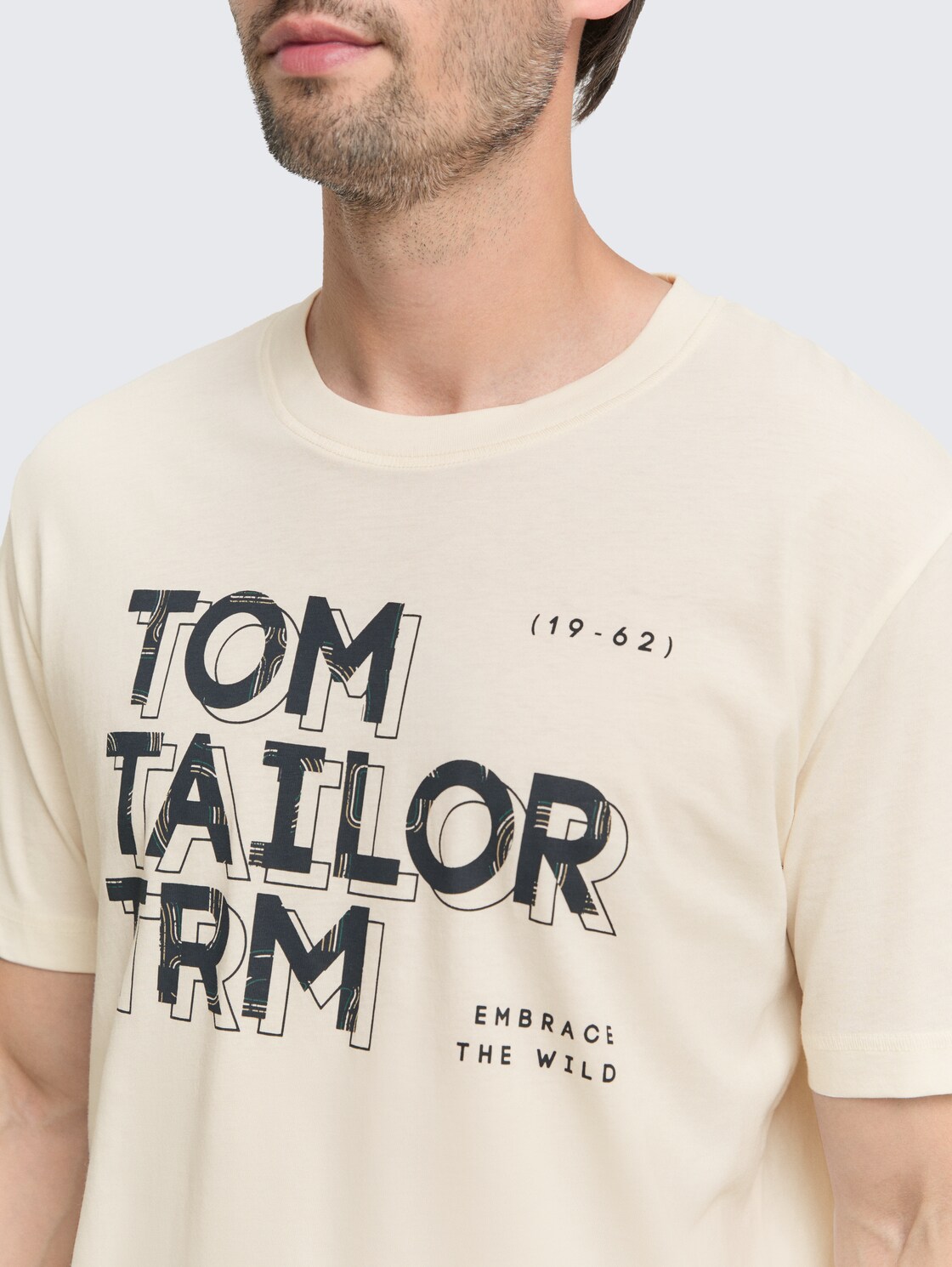 T-Shirt mit Print - Gardenia White - Detail-Model-Ansicht