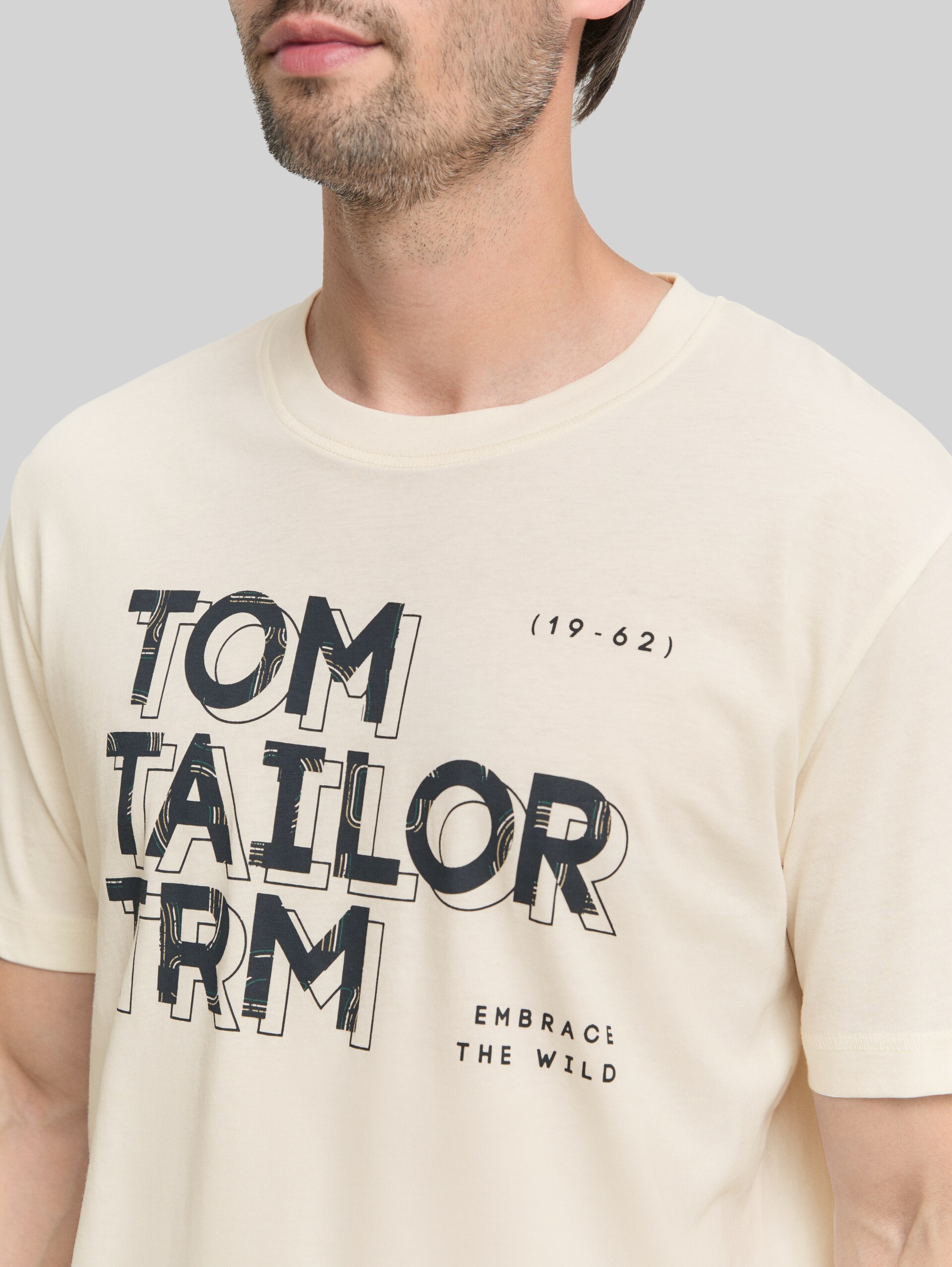 T-Shirt mit Print - Gardenia White - Detail-Model-Ansicht