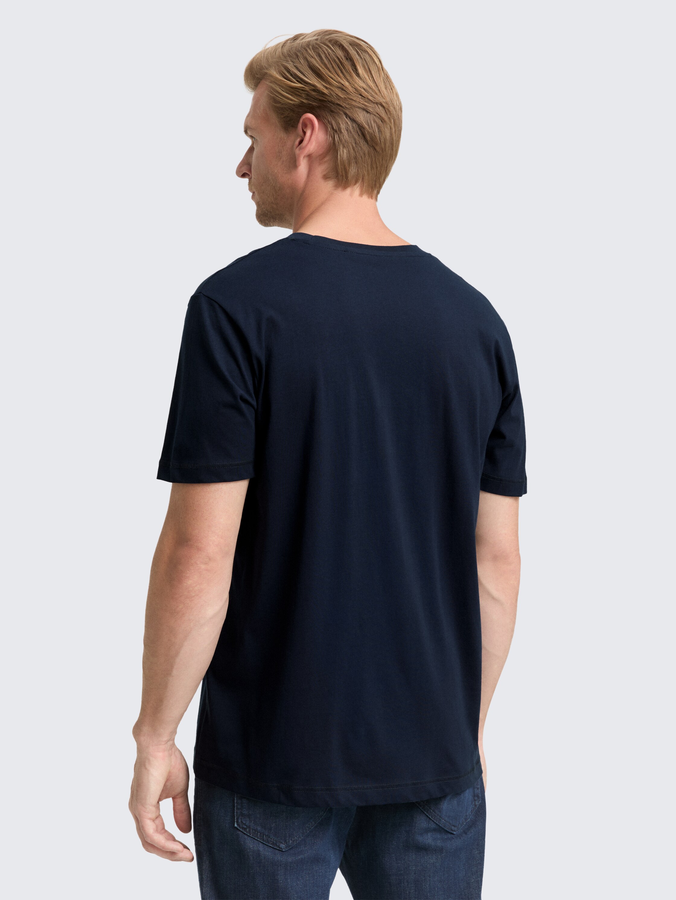 T-Shirt mit Print - sky captain blue - Auschnitt Model-Rückansicht