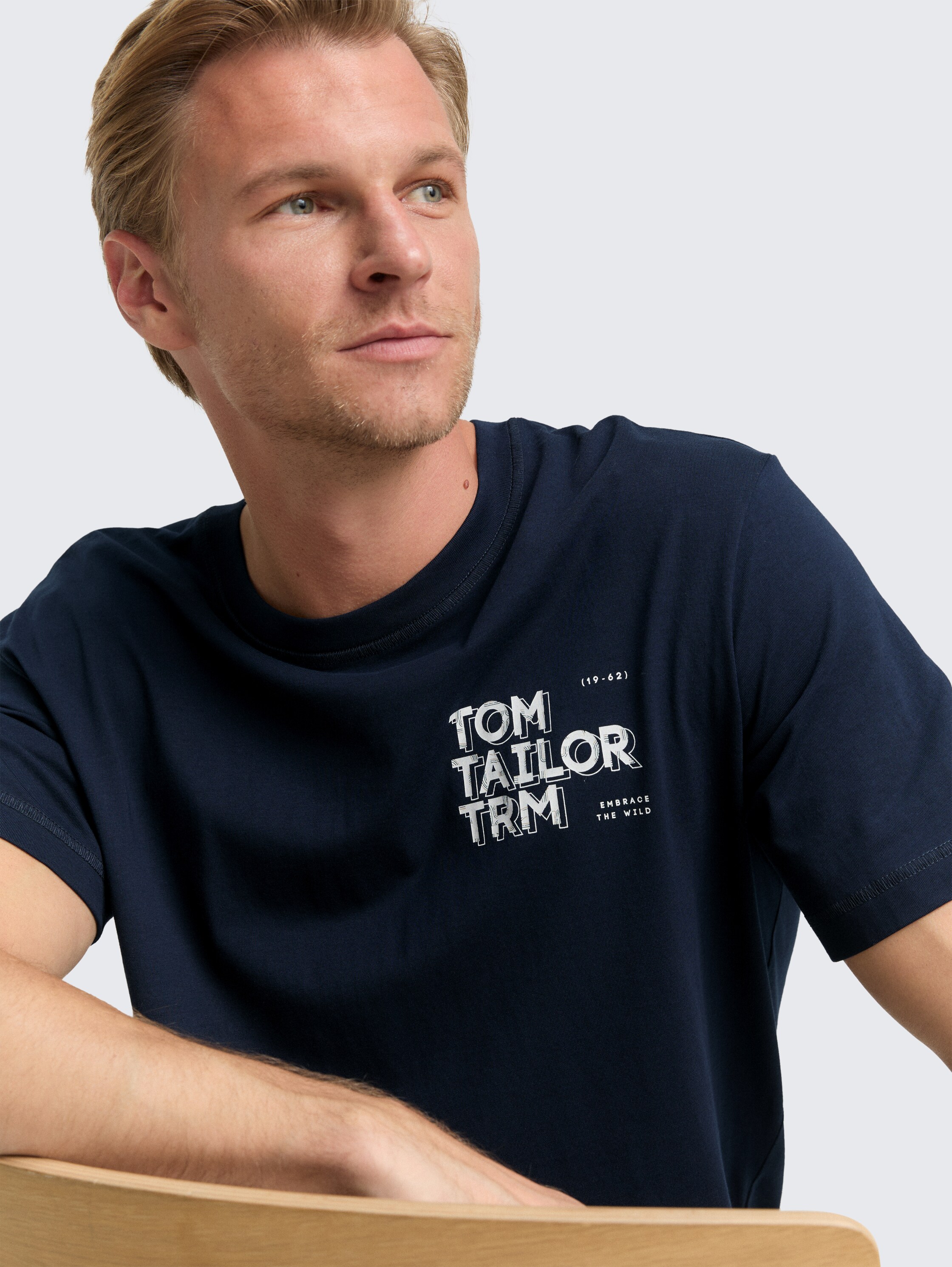 T-Shirt mit Print - sky captain blue - Detail-Model-Ansicht