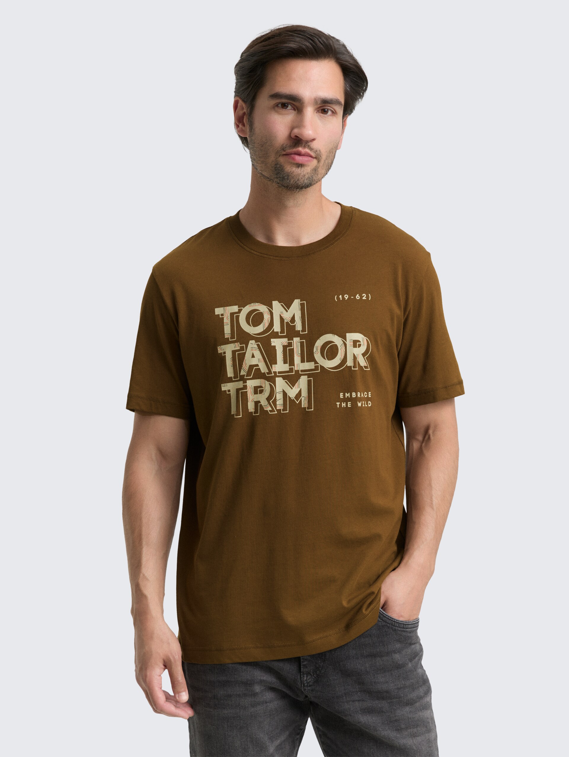 T-Shirt mit Print - dark palm - Ausschnitt Model-Vorderansicht