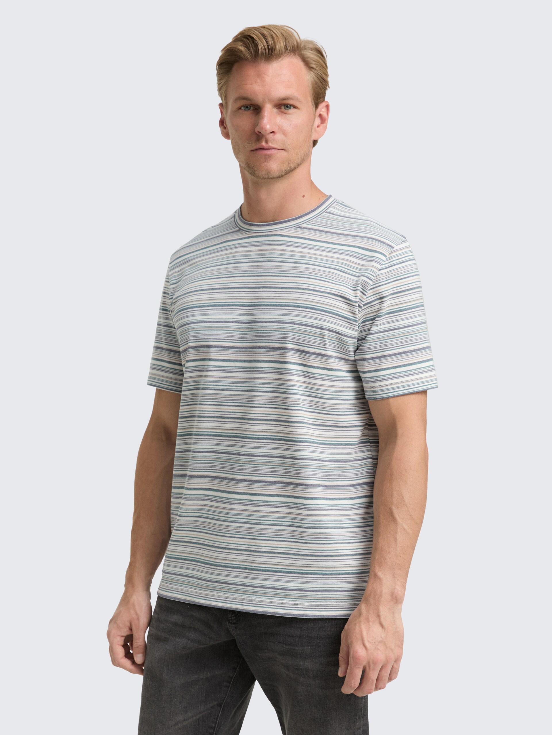T-Shirt mit Streifenmuster - white multicolor stripes - Ausschnitt Model-Vorderansicht