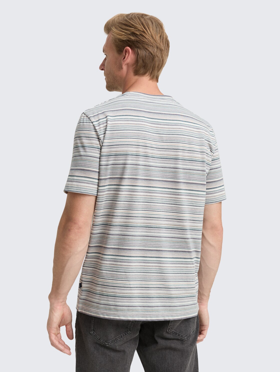 T-Shirt mit Streifenmuster - white multicolor stripes - Auschnitt Model-Rückansicht