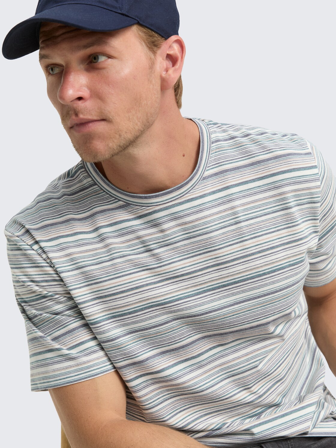 T-Shirt mit Streifenmuster - white multicolor stripes - Detail-Model-Ansicht