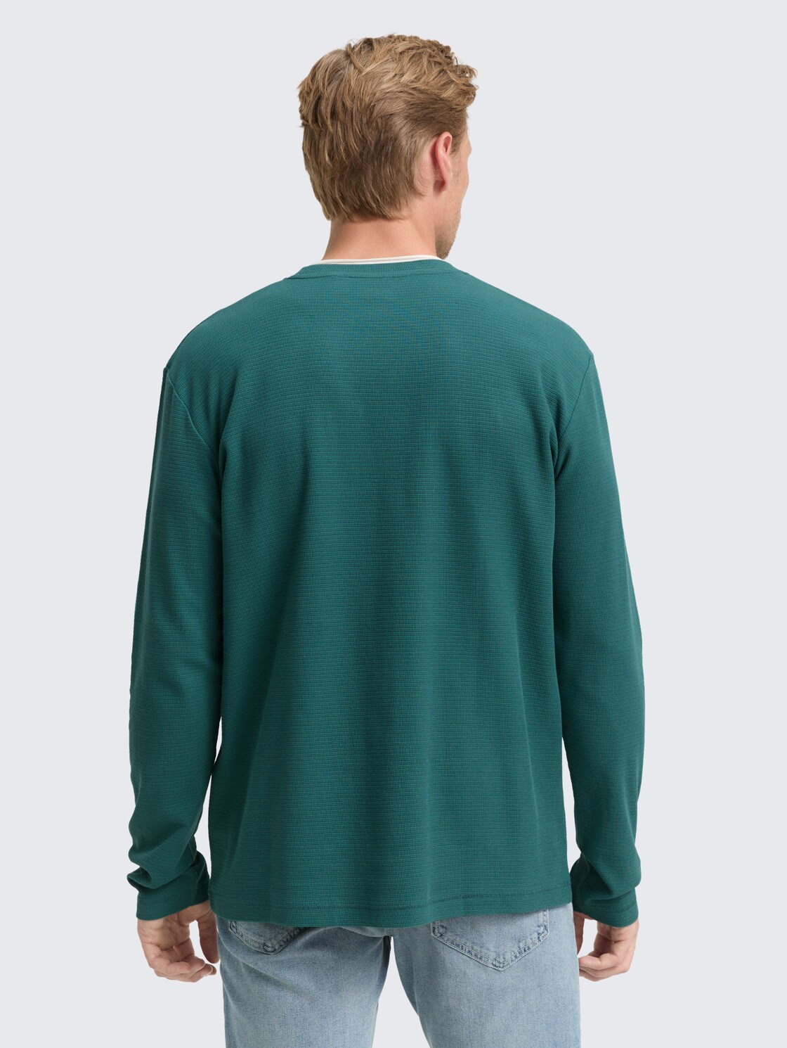 2-in-1 Langarmshirt aus Baumwolle - Jasper Green - Auschnitt Model-Rückansicht