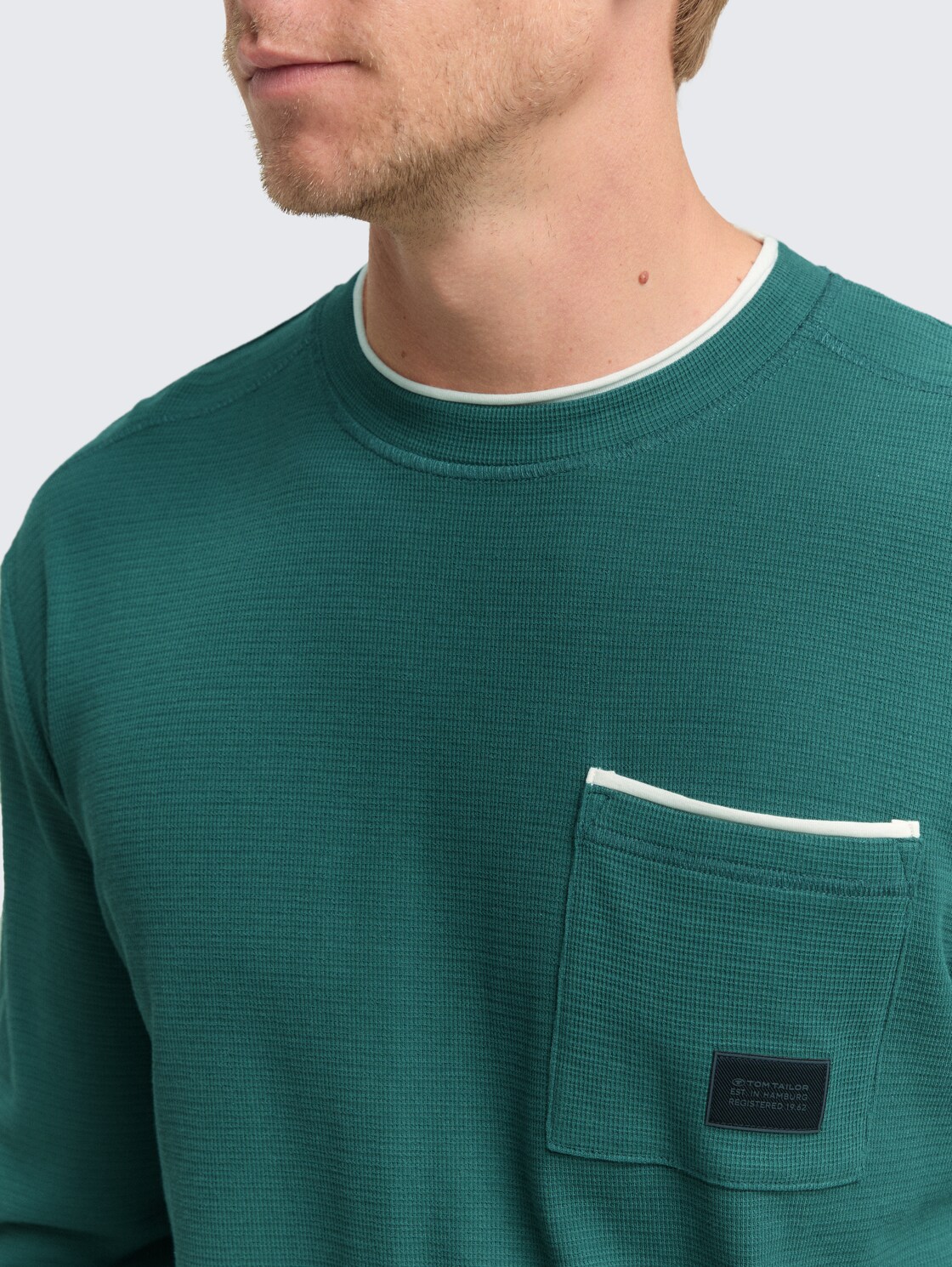 2-in-1 Langarmshirt aus Baumwolle - Jasper Green - Detail-Model-Ansicht