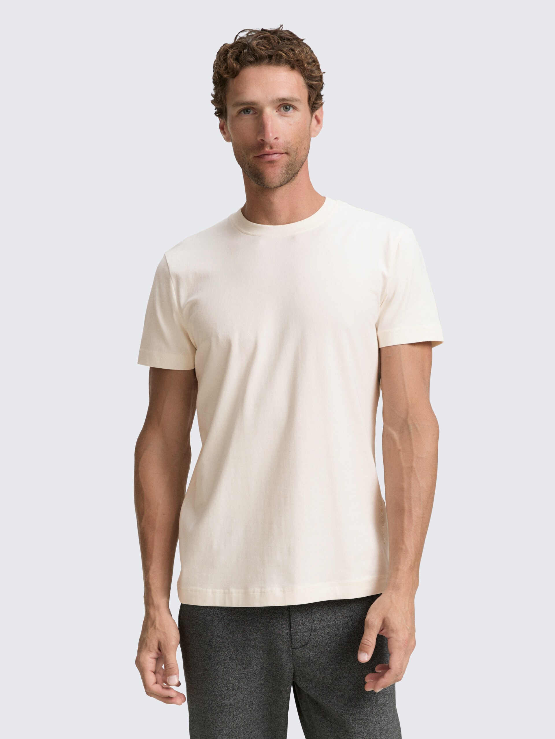 Slim Fit T-Shirt mit Stretch - Gardenia White - Ausschnitt Model-Vorderansicht