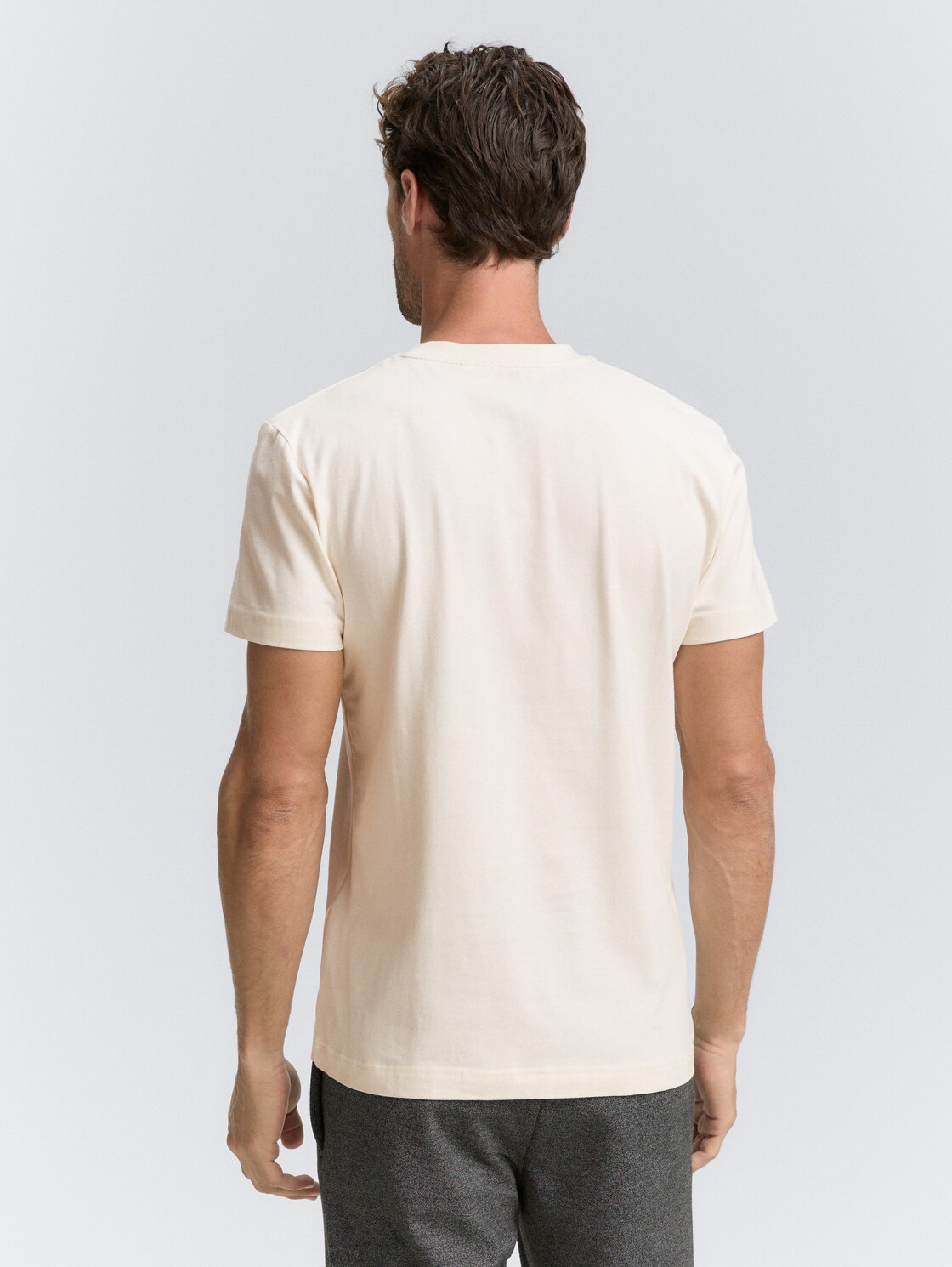 Slim Fit T-Shirt mit Stretch - Gardenia White - Auschnitt Model-Rückansicht