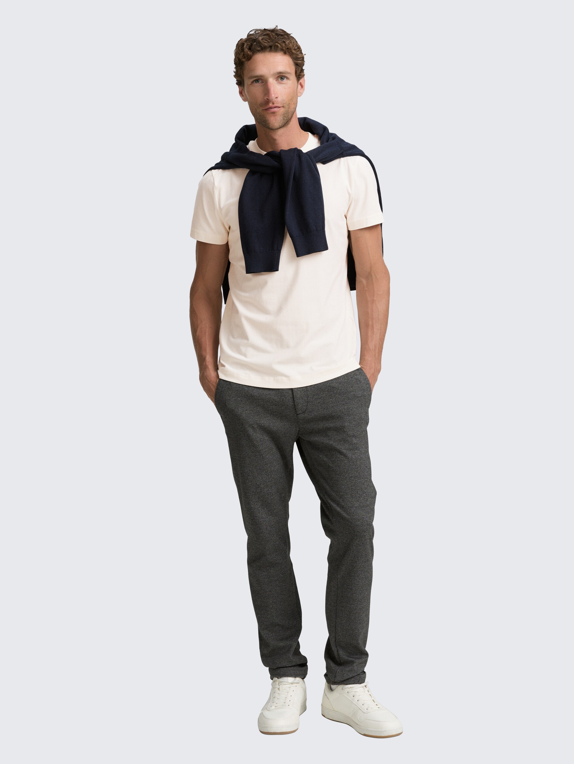 Slim Fit T-Shirt mit Stretch - Gardenia White - Model-Vorderansicht