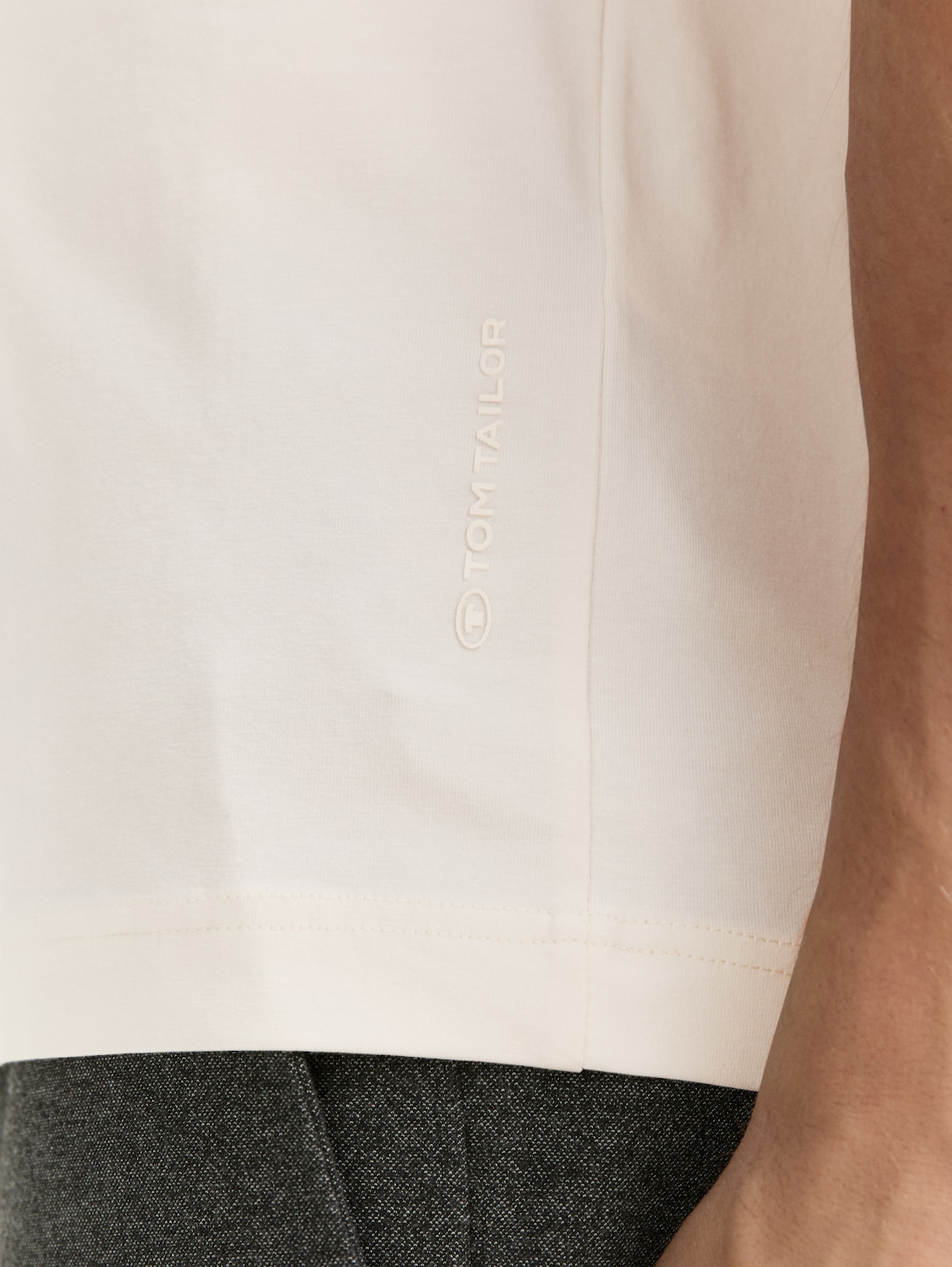 Slim Fit T-Shirt mit Stretch - Gardenia White - Detail-Model-Ansicht