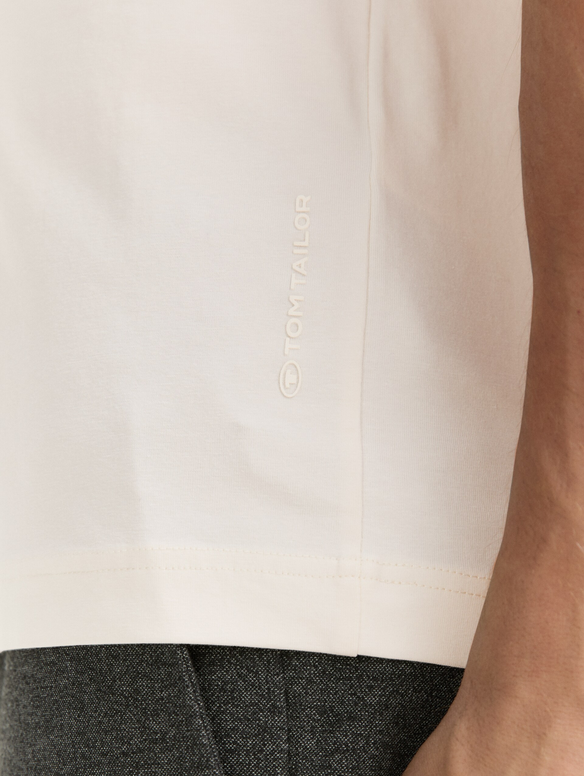 Slim Fit T-Shirt mit Stretch - Gardenia White - Detail-Model-Ansicht