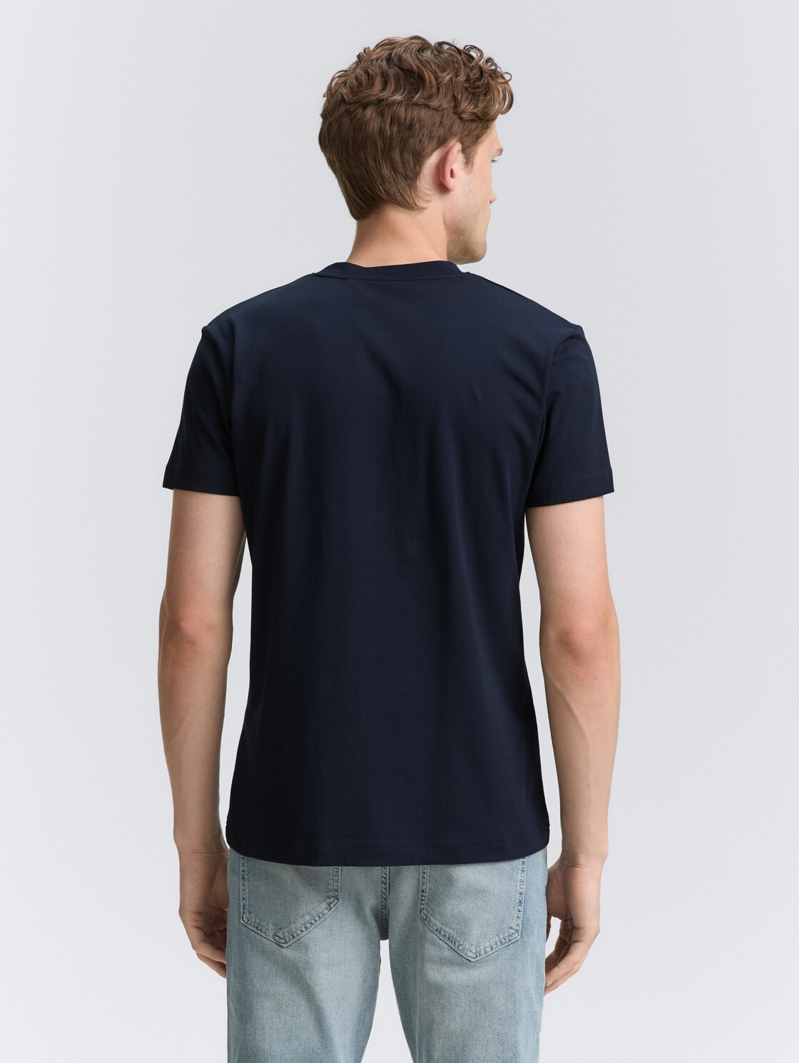 Slim Fit T-Shirt mit Stretch - sky captain blue - Auschnitt Model-Rückansicht