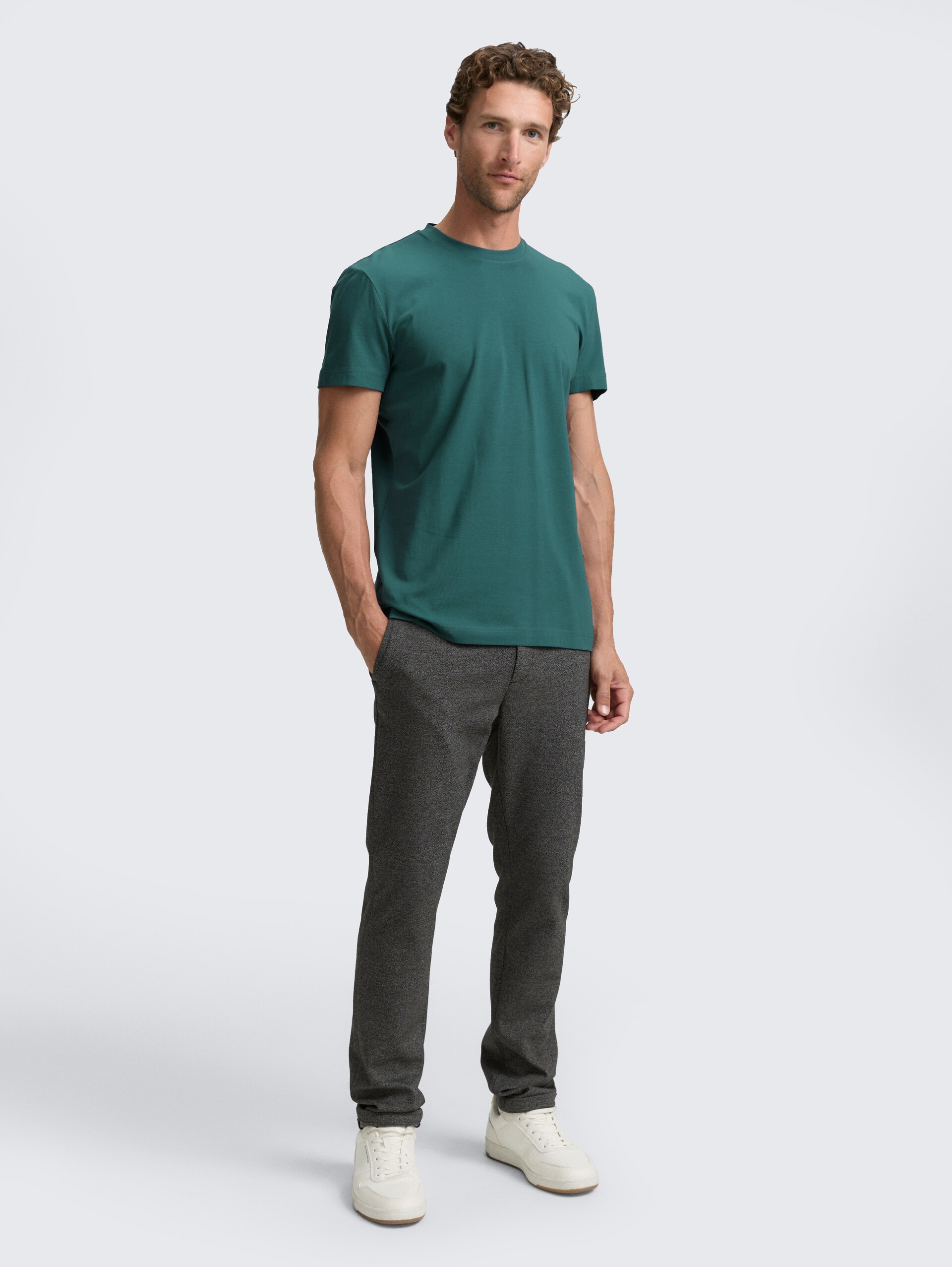 Slim Fit T-Shirt mit Stretch - Jasper Green - Model-Vorderansicht