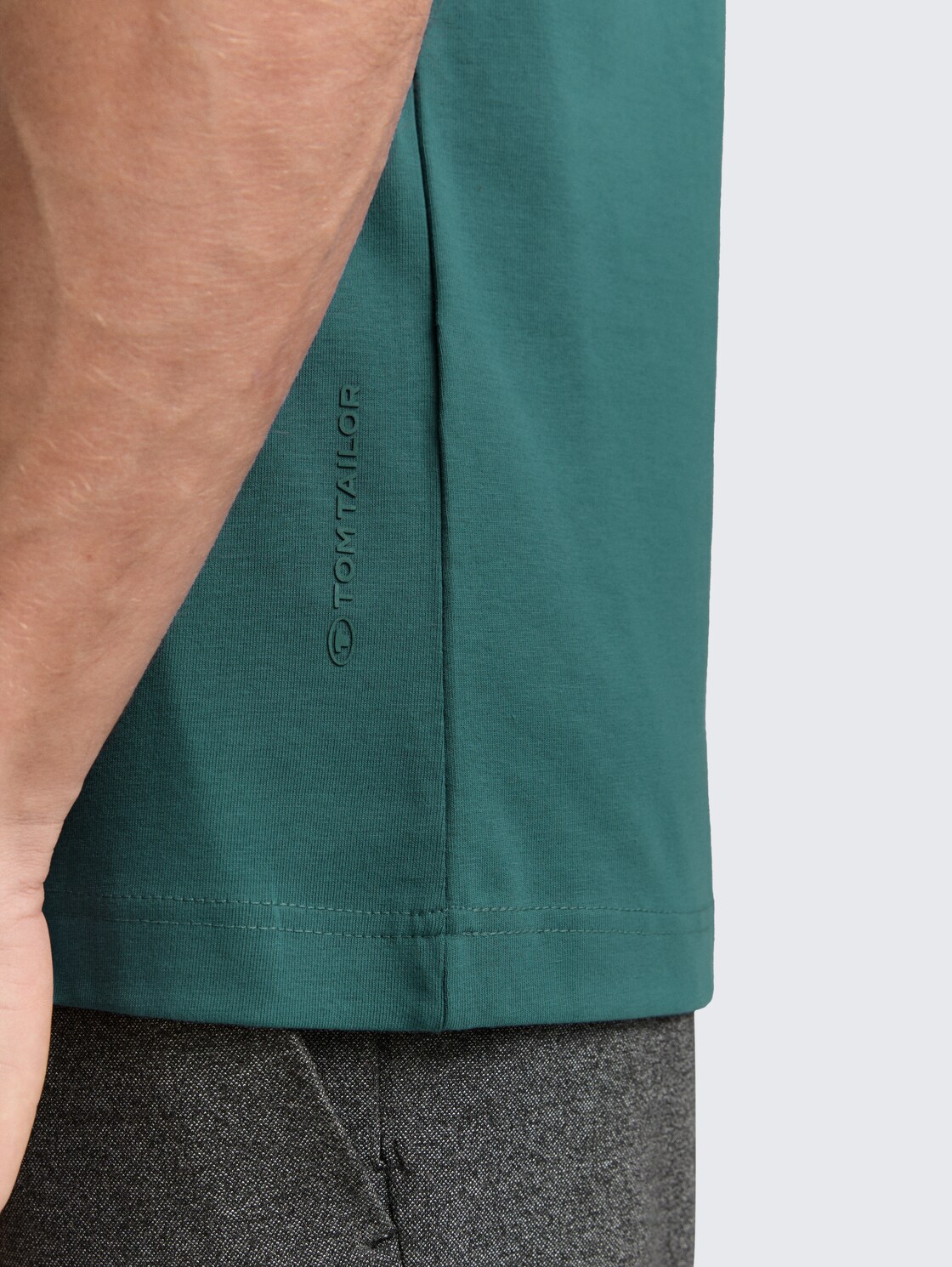 Slim Fit T-Shirt mit Stretch - Jasper Green - Detail-Model-Ansicht