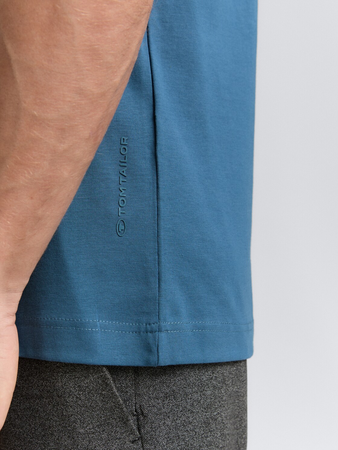 Slim Fit T-Shirt mit Stretch - real teal blue - Detail-Model-Ansicht
