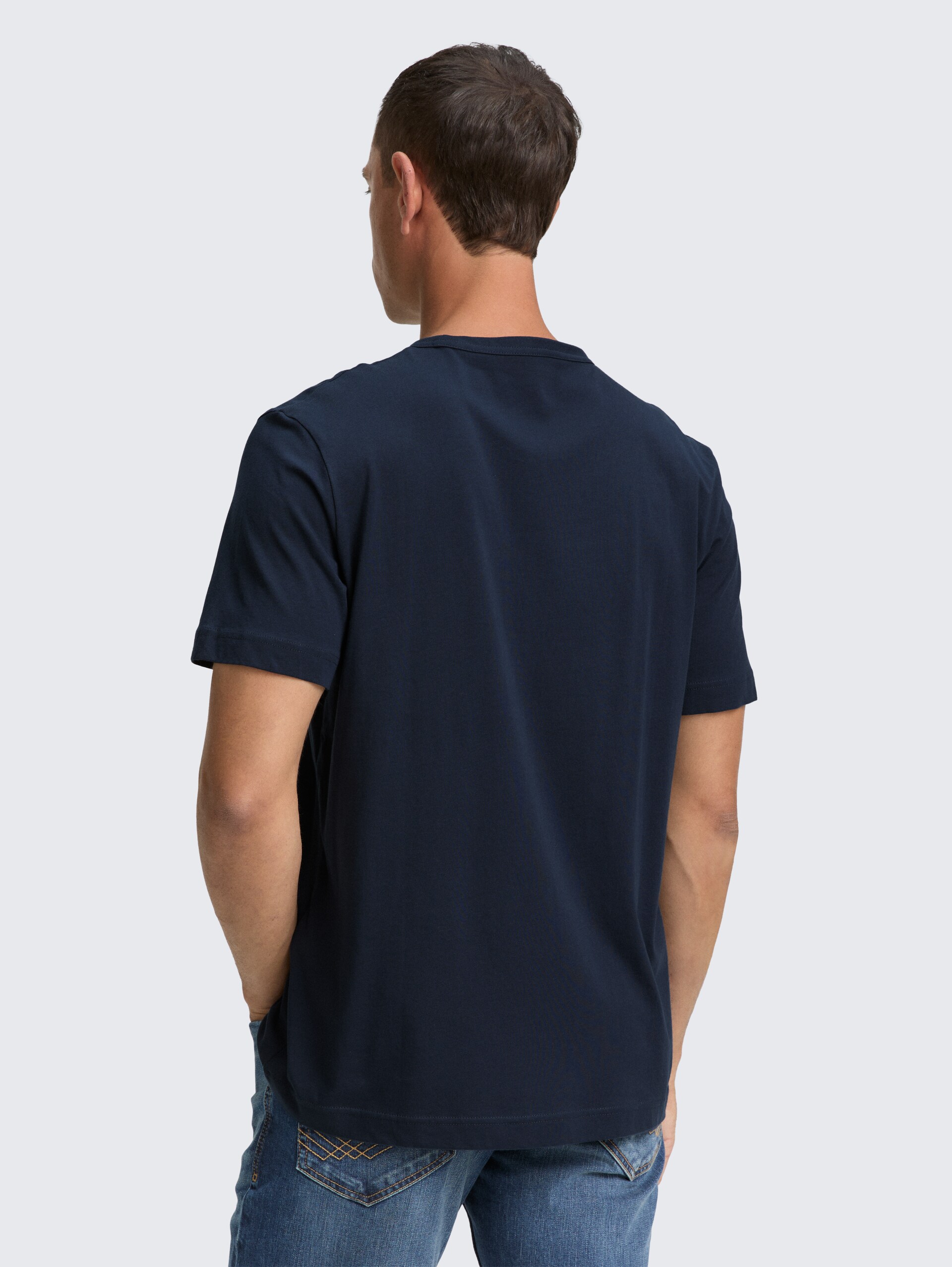 T-Shirt mit Print - sky captain blue - Auschnitt Model-Rückansicht