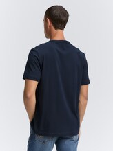 T-shirt avec imprimé - sky captain blue - Découpe Vue arrière du modèle