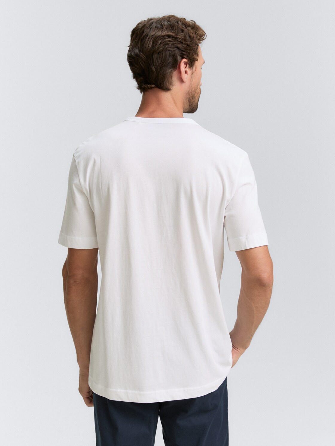 T-Shirt mit Print - White - Auschnitt Model-Rückansicht