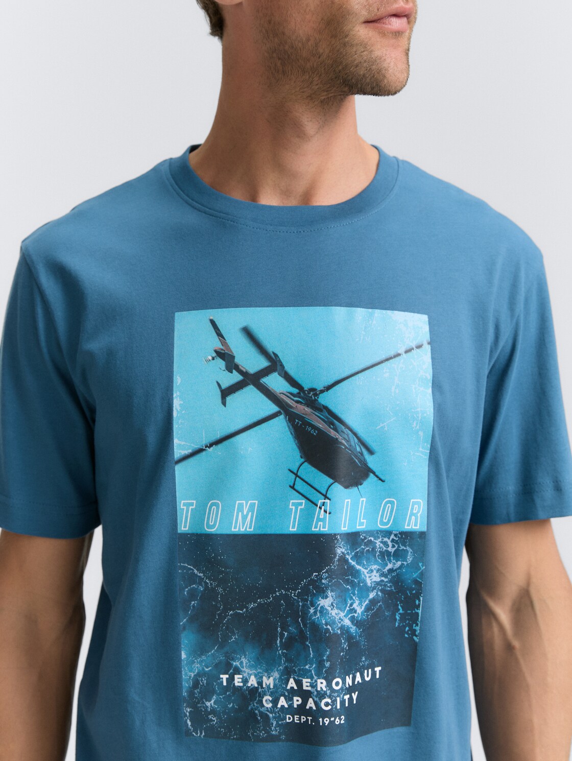 T-Shirt mit Fotoprint - real teal blue - Detail-Model-Ansicht