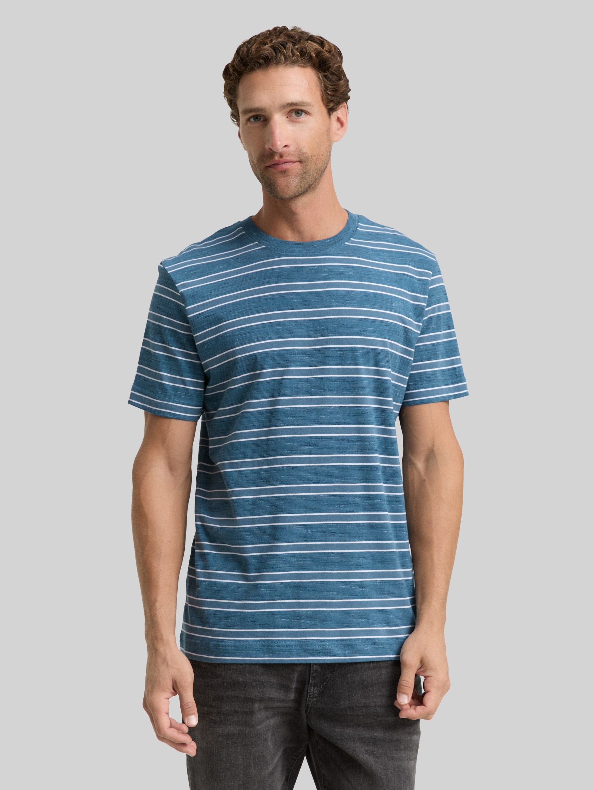 T-Shirt mit Streifenmuster - real teal yarn dye stripe - Ausschnitt Model-Vorderansicht