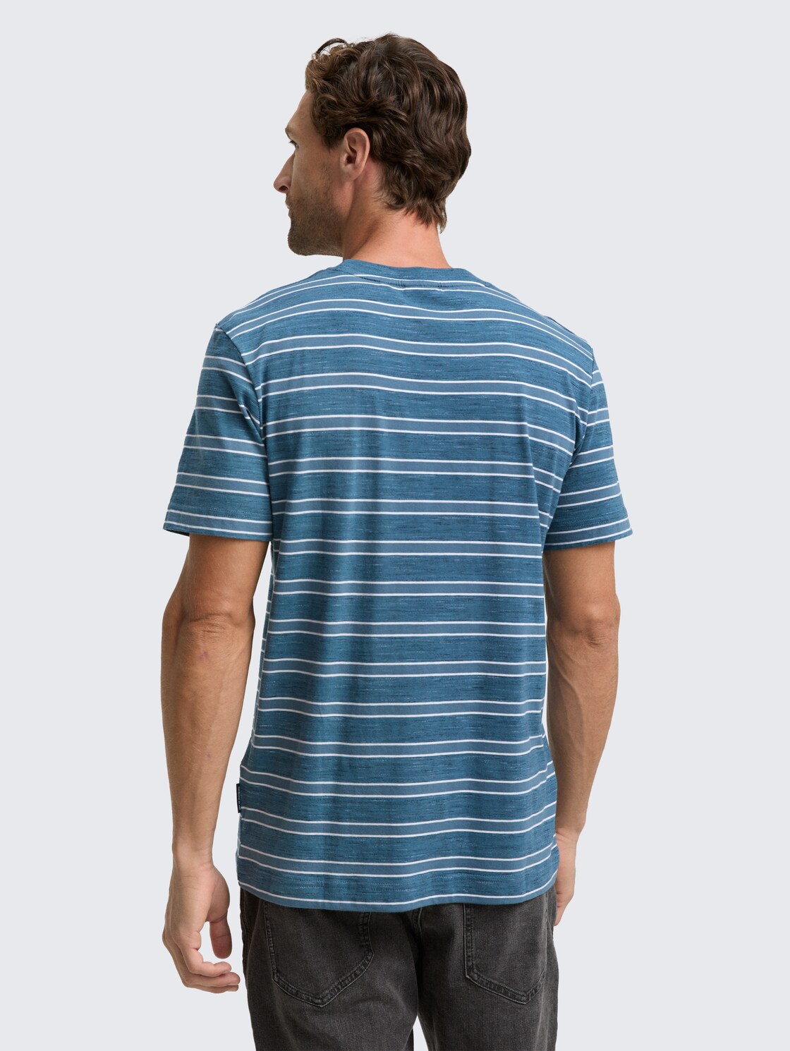 T-Shirt mit Streifenmuster - real teal yarn dye stripe - Auschnitt Model-Rückansicht