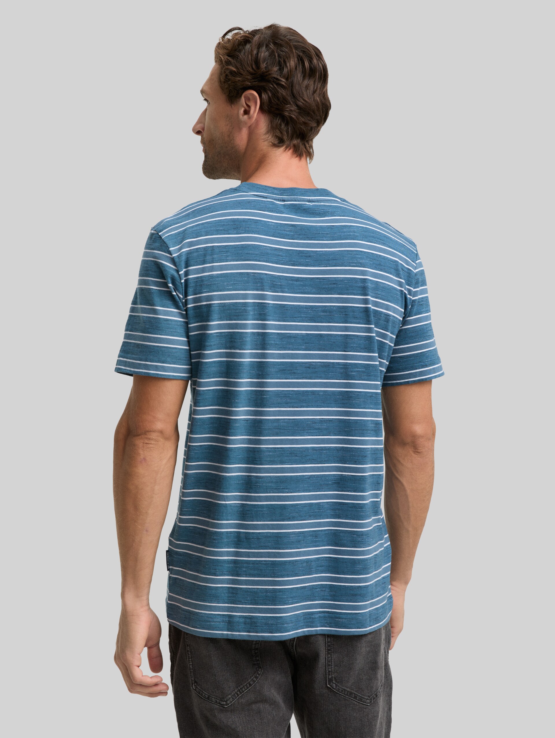 T-Shirt mit Streifenmuster - real teal yarn dye stripe - Auschnitt Model-Rückansicht