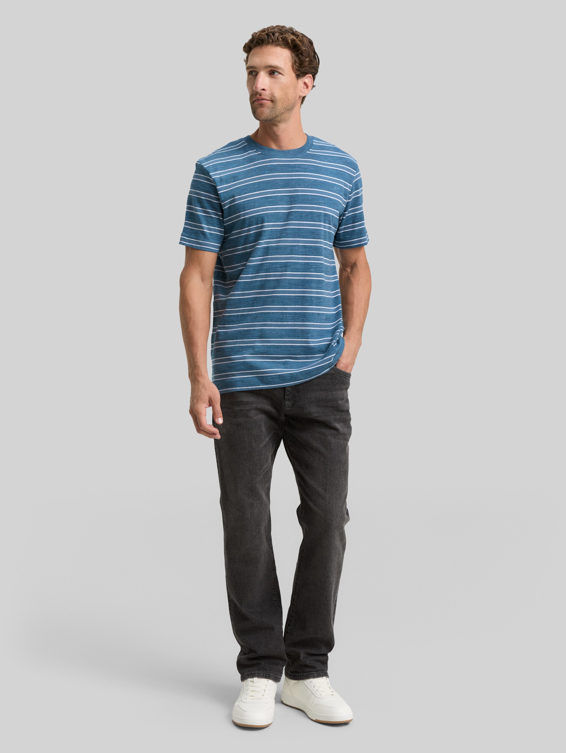 T-Shirt mit Streifenmuster - real teal yarn dye stripe - Model-Vorderansicht