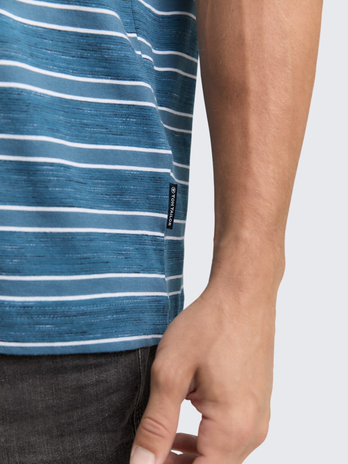 T-Shirt mit Streifenmuster - real teal yarn dye stripe - Detail-Model-Ansicht