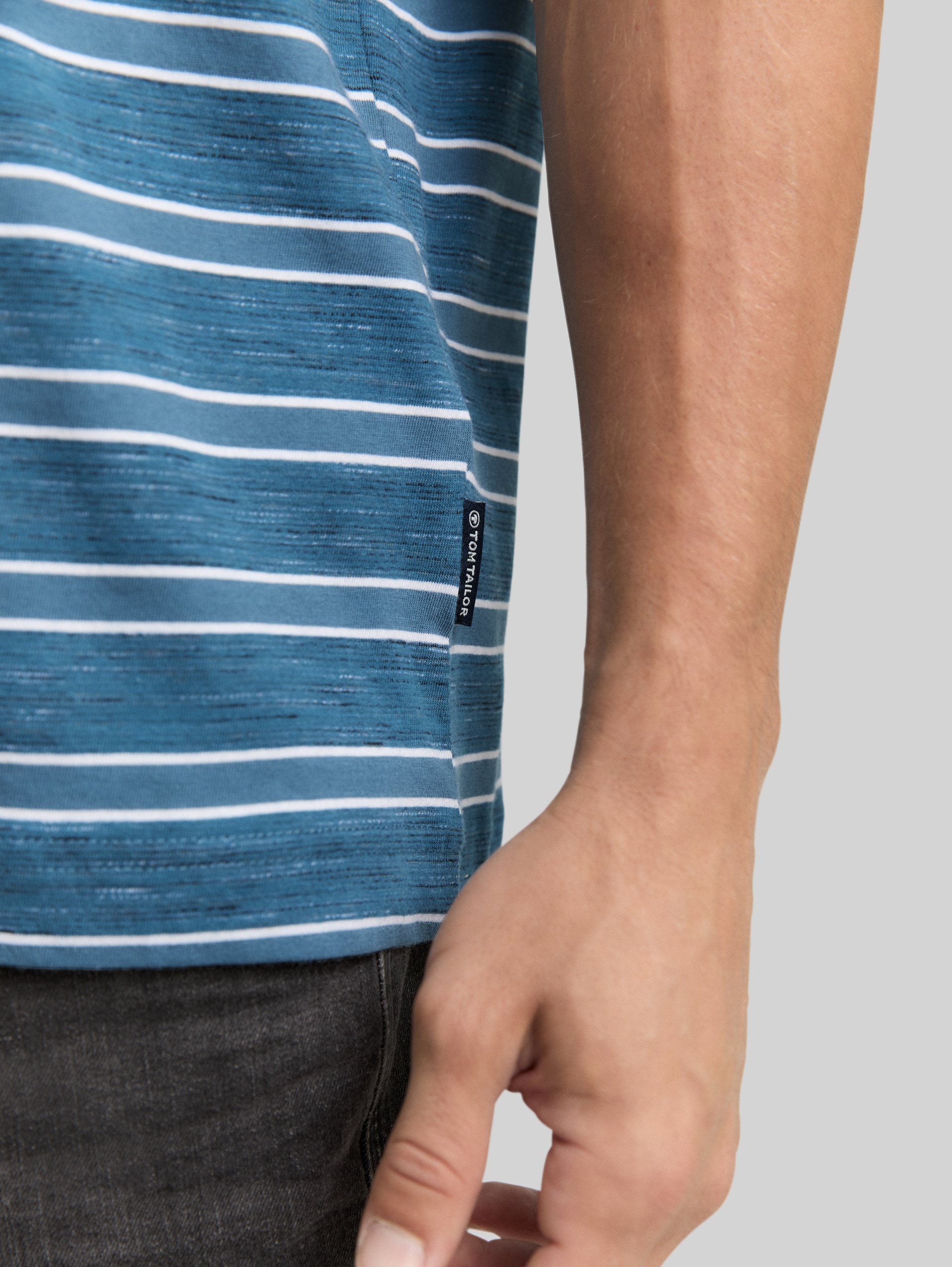 T-Shirt mit Streifenmuster - real teal yarn dye stripe - Detail-Model-Ansicht