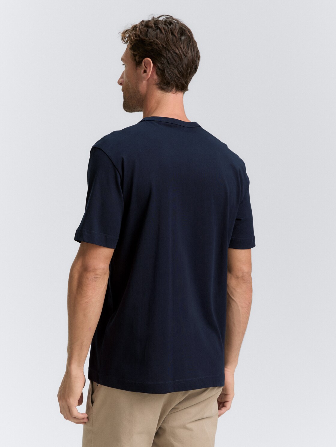 T-Shirt mit Print - sky captain blue - Auschnitt Model-Rückansicht