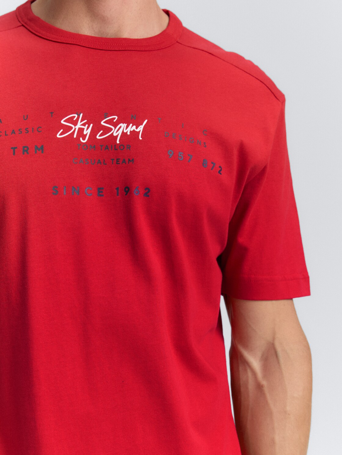 T-Shirt mit Print - Samba Red - Detail-Model-Ansicht