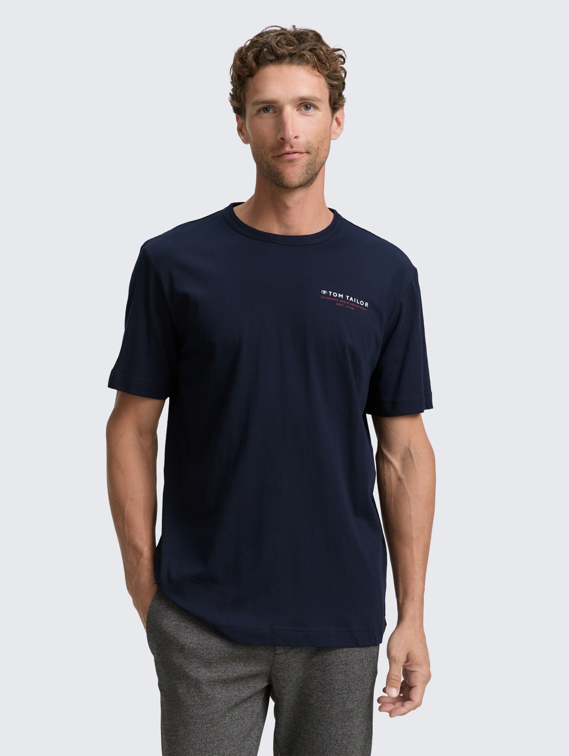 T-Shirt mit Print - sky captain blue - Ausschnitt Model-Vorderansicht